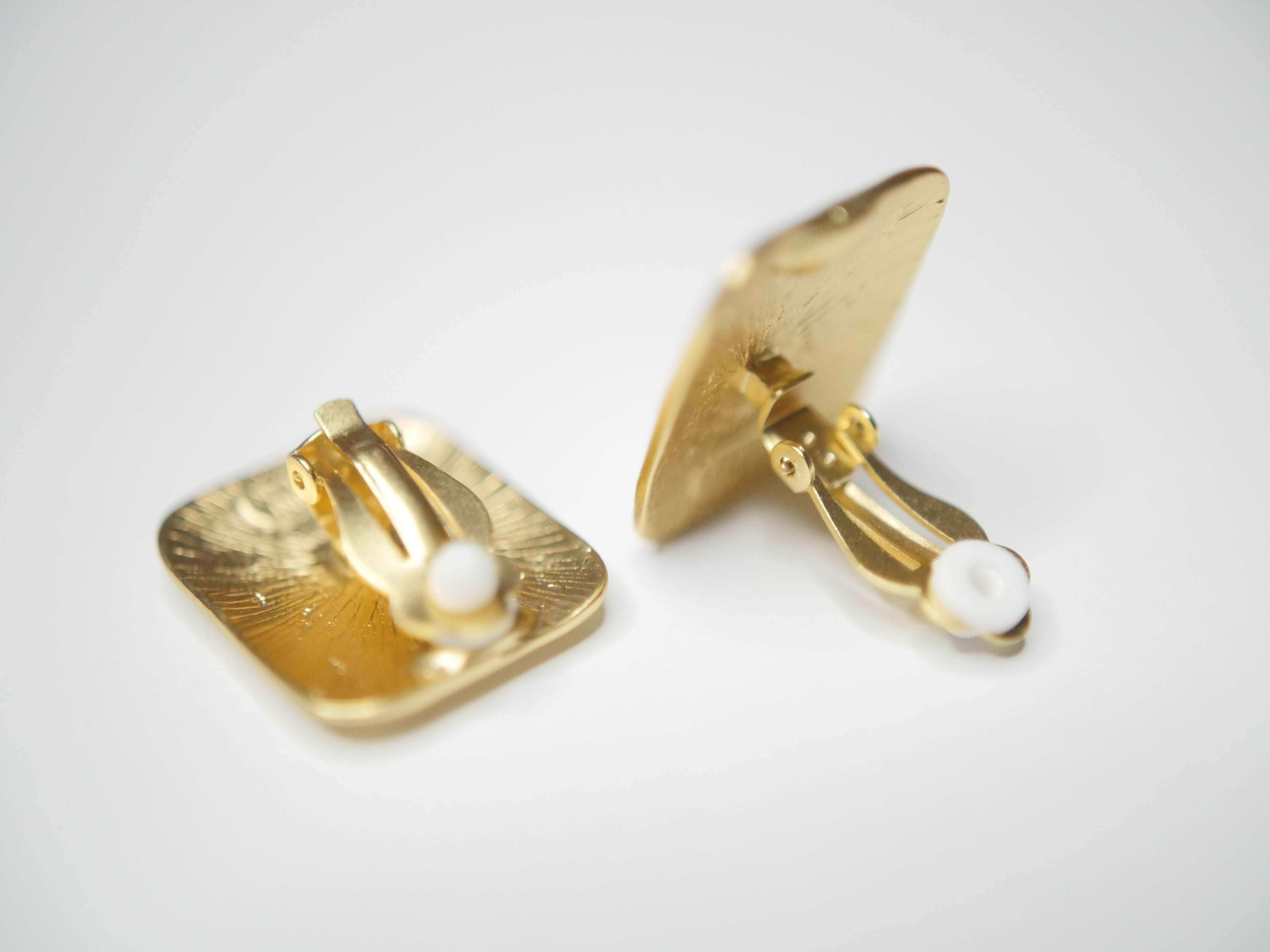 E70760 Boucles d'oreilles clips carrées texturées - Karine Sultan - Créations Uniques