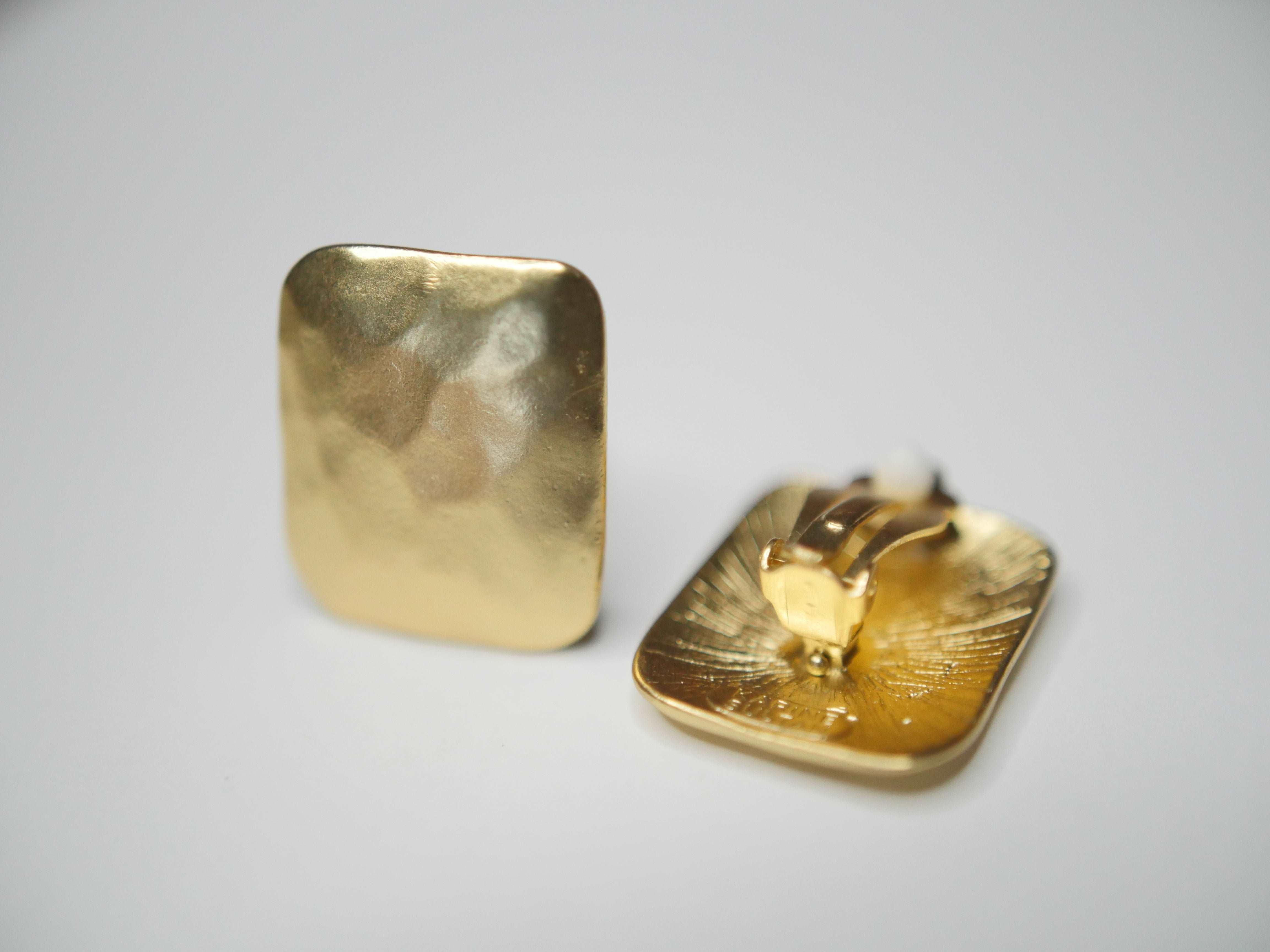 E70760 Boucles d'oreilles clips carrées texturées - Karine Sultan - Créations Uniques