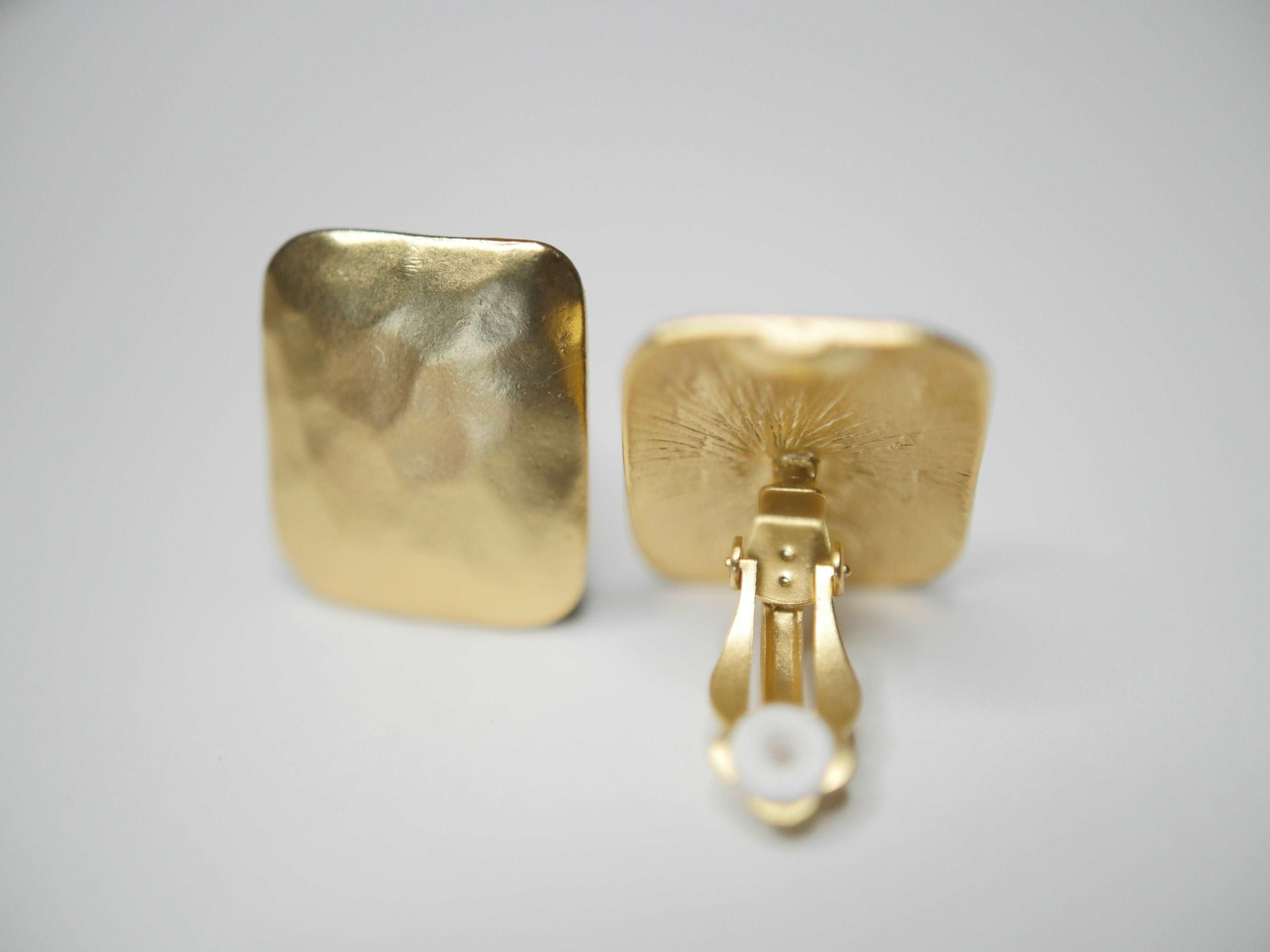 E70760 Boucles d'oreilles clips carrées texturées - Karine Sultan - Créations Uniques