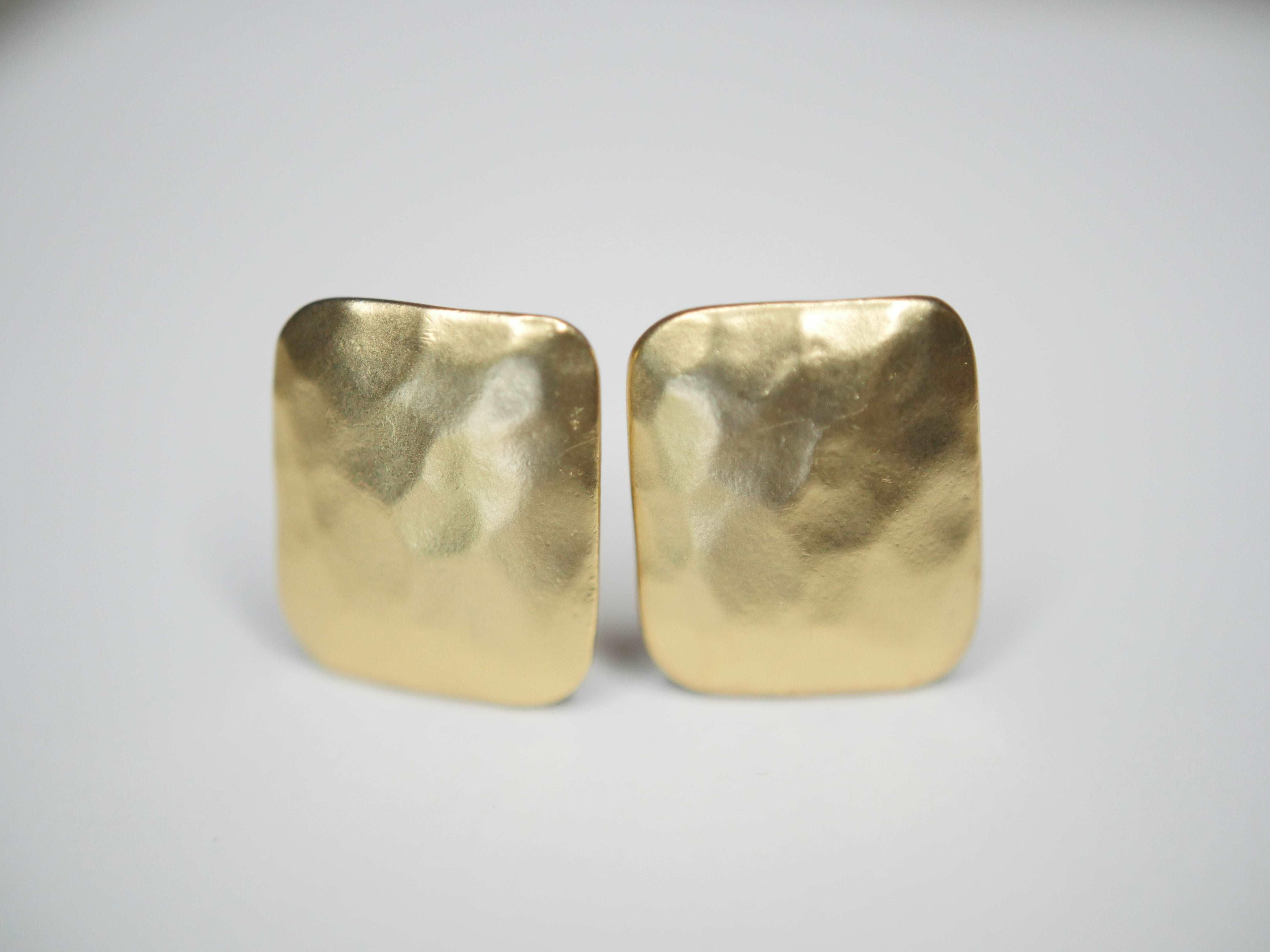 E70760 Boucles d'oreilles clips carrées texturées - Karine Sultan - Créations Uniques