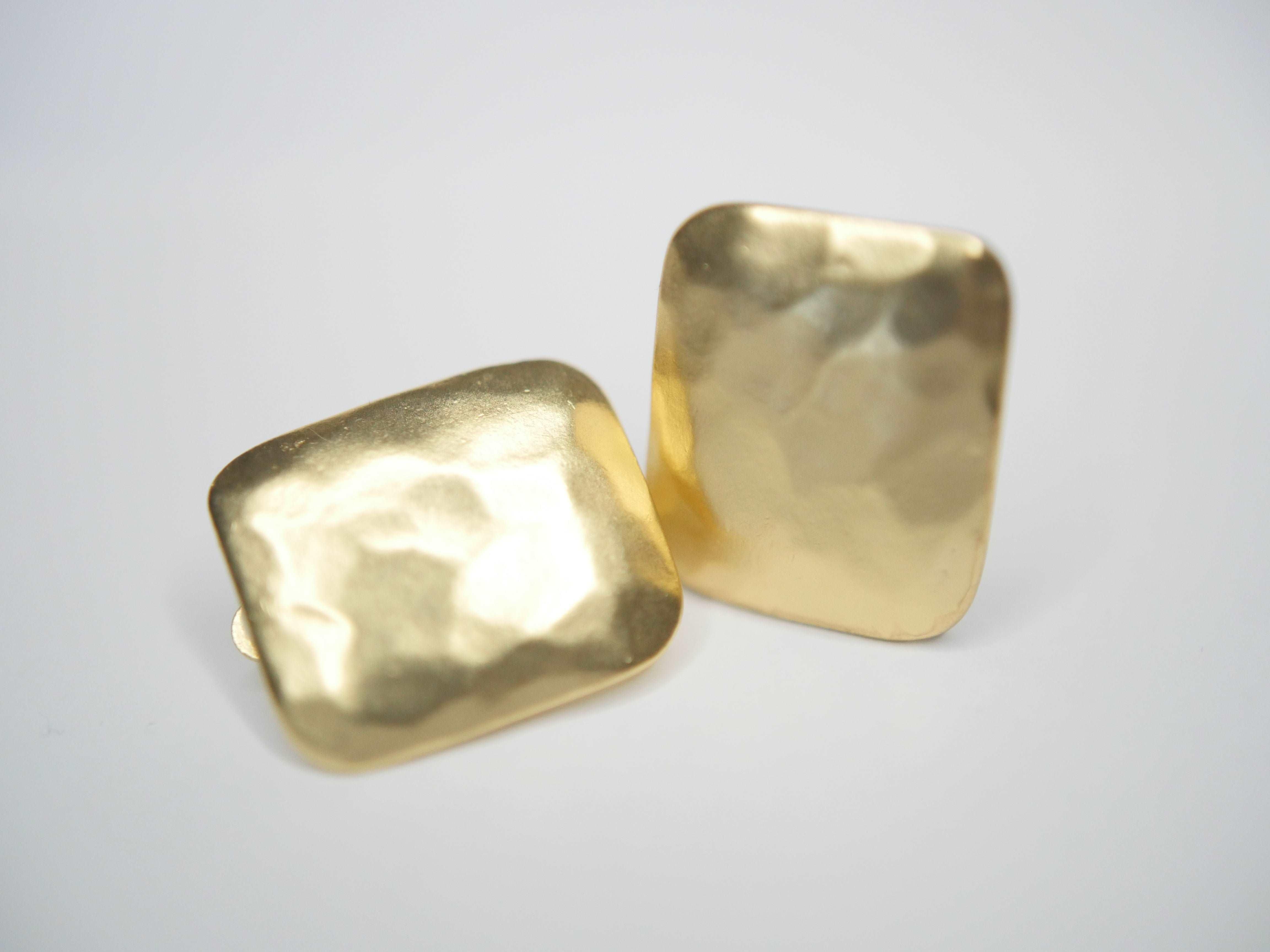 E70760 Boucles d'oreilles clips carrées texturées - Karine Sultan - Créations Uniques