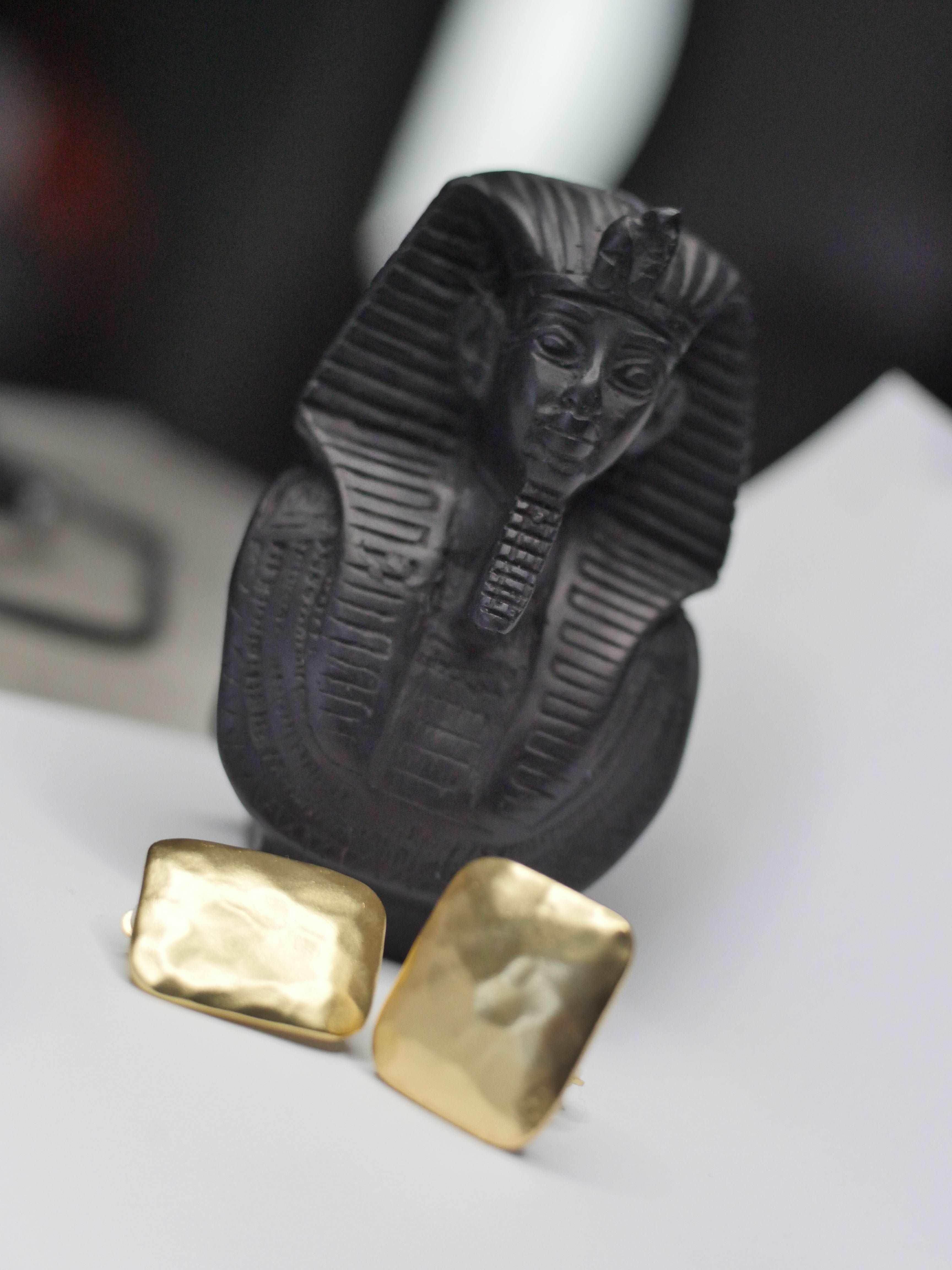 E70760 Boucles d'oreilles clips carrées texturées - Karine Sultan - Créations Uniques