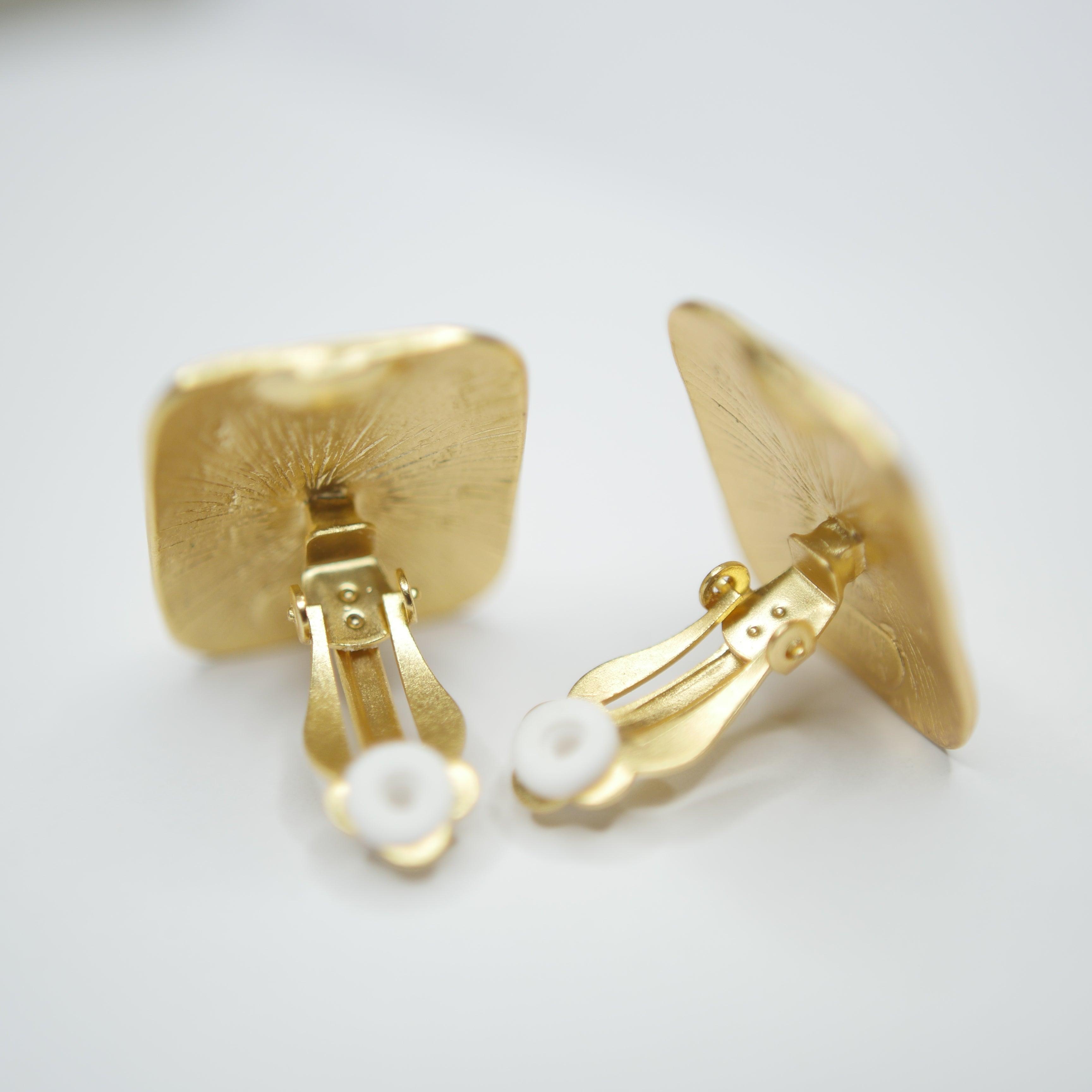 E70760 Boucles d'oreilles clips carrées texturées - Karine Sultan - Créations Uniques
