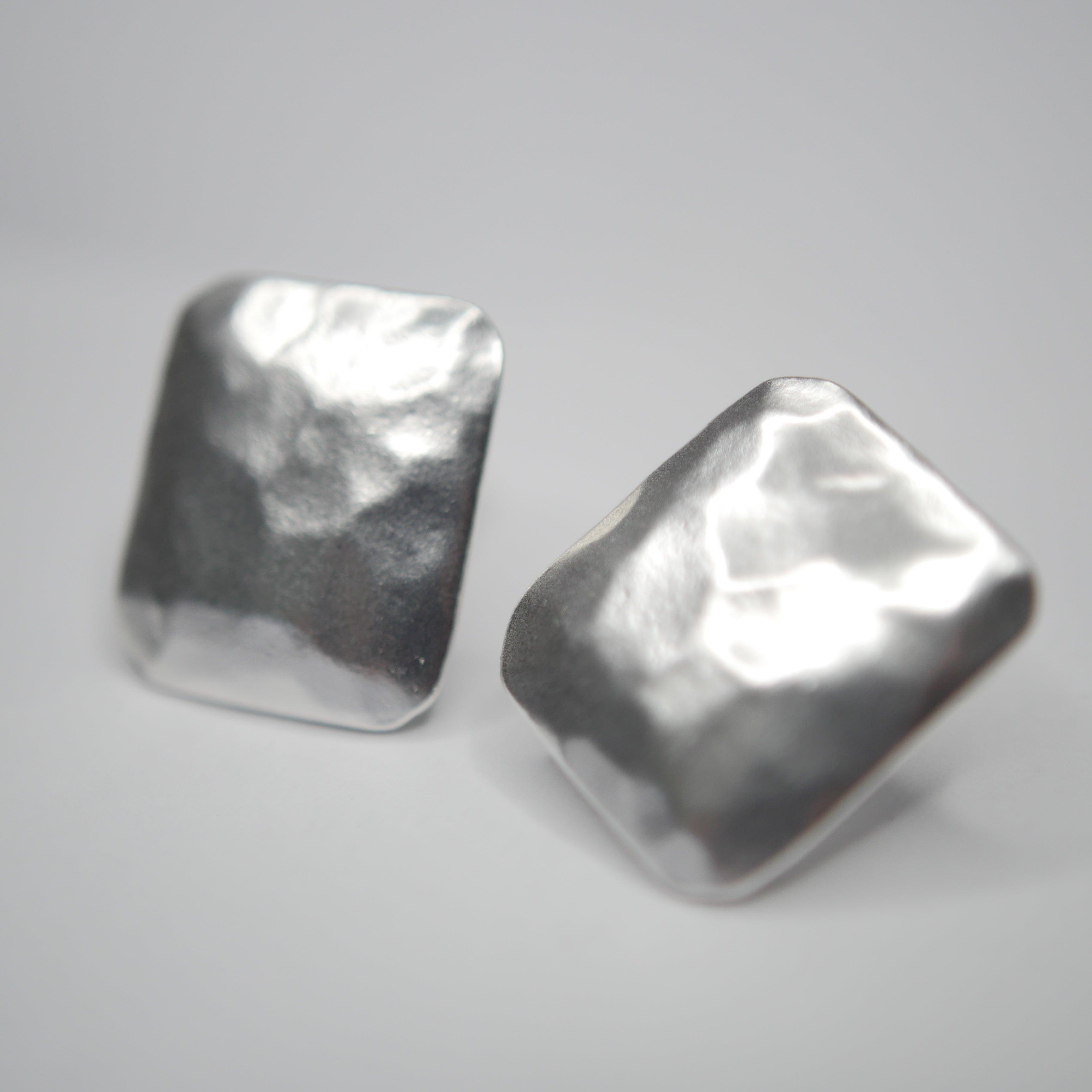 E70760 Boucles d'oreilles clips carrées texturées - Karine Sultan - Créations Uniques