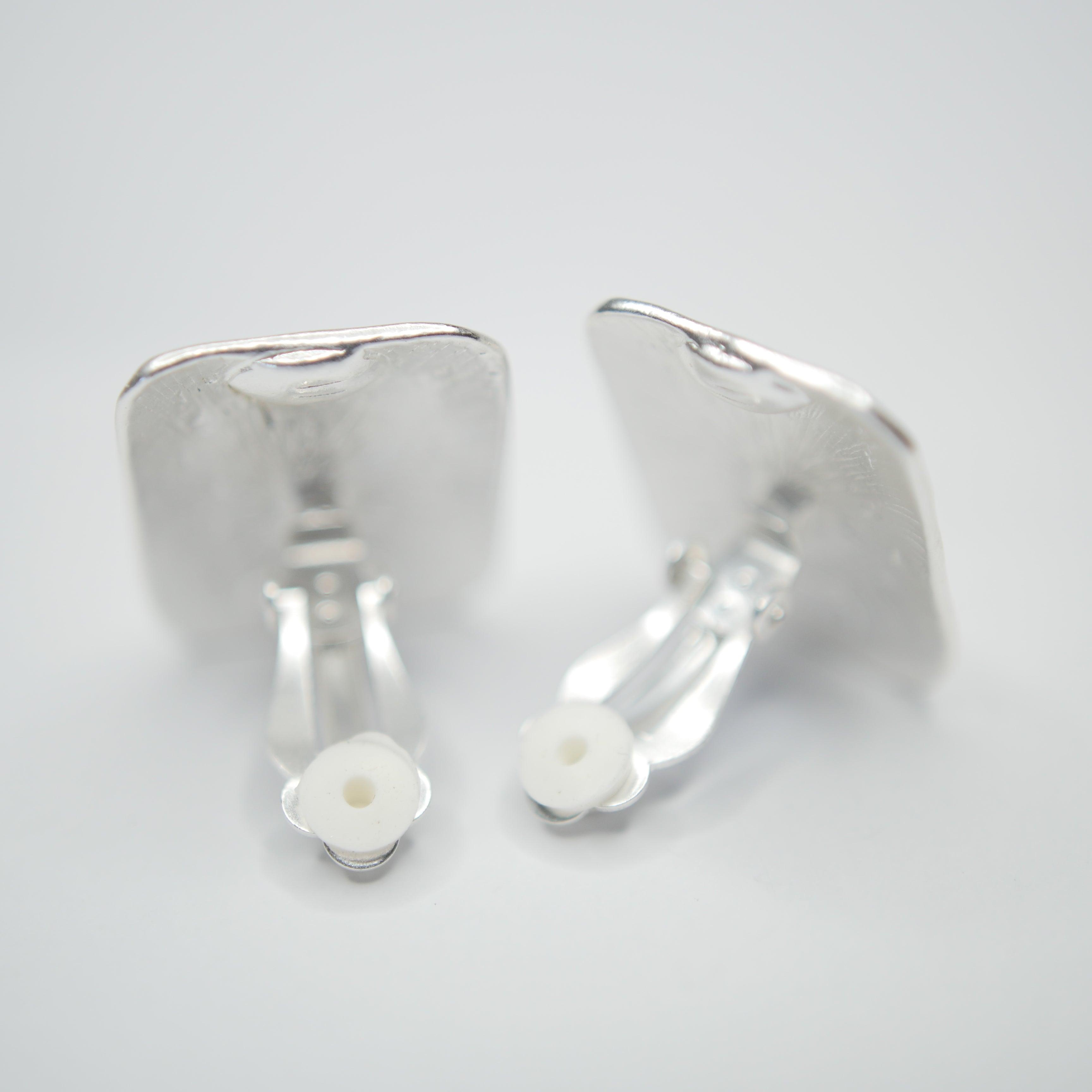 E70760 Boucles d'oreilles clips carrées texturées - Karine Sultan - Créations Uniques