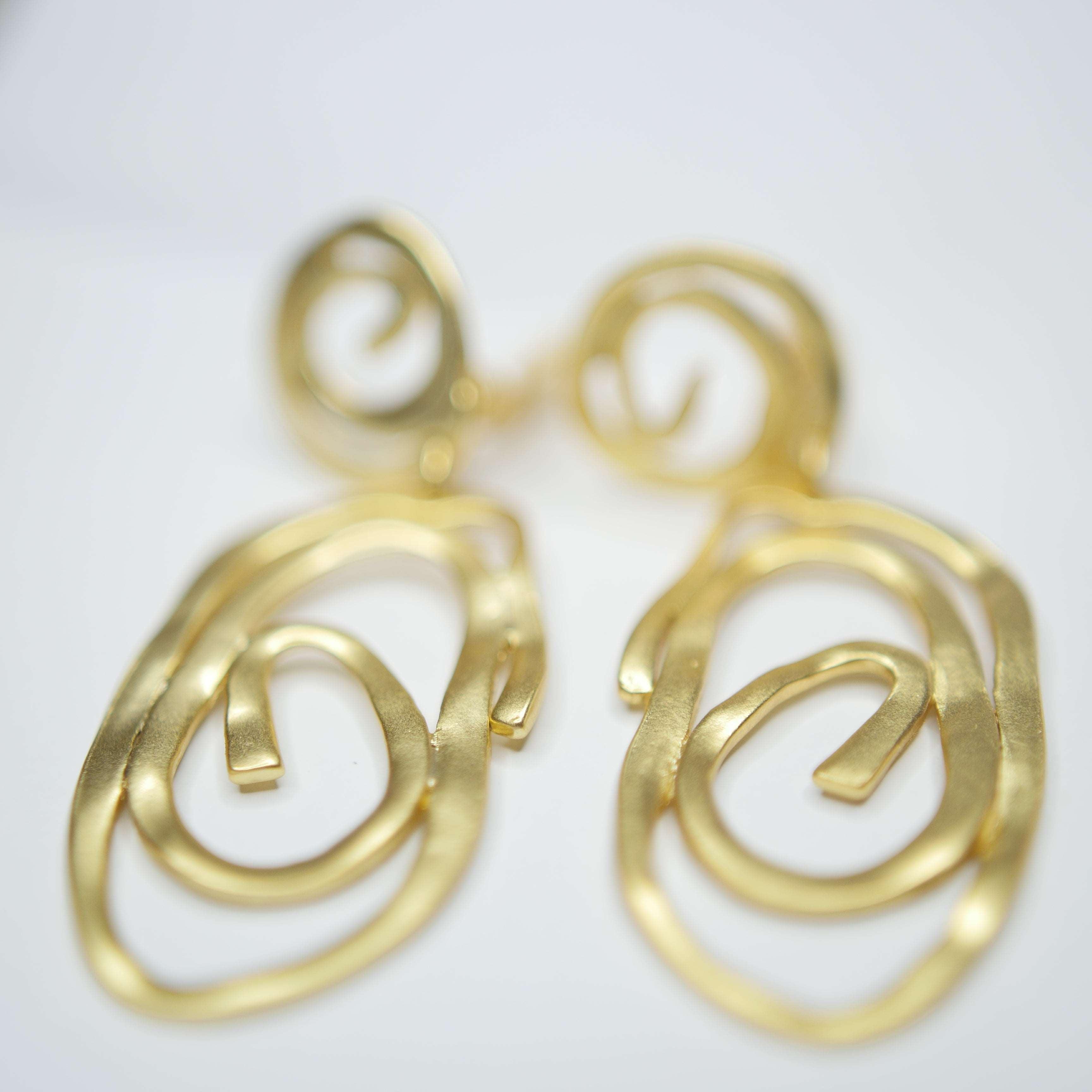E70800 Boucles d'oreilles clips goutte tourbillonnante - Karine Sultan - Créations Uniques