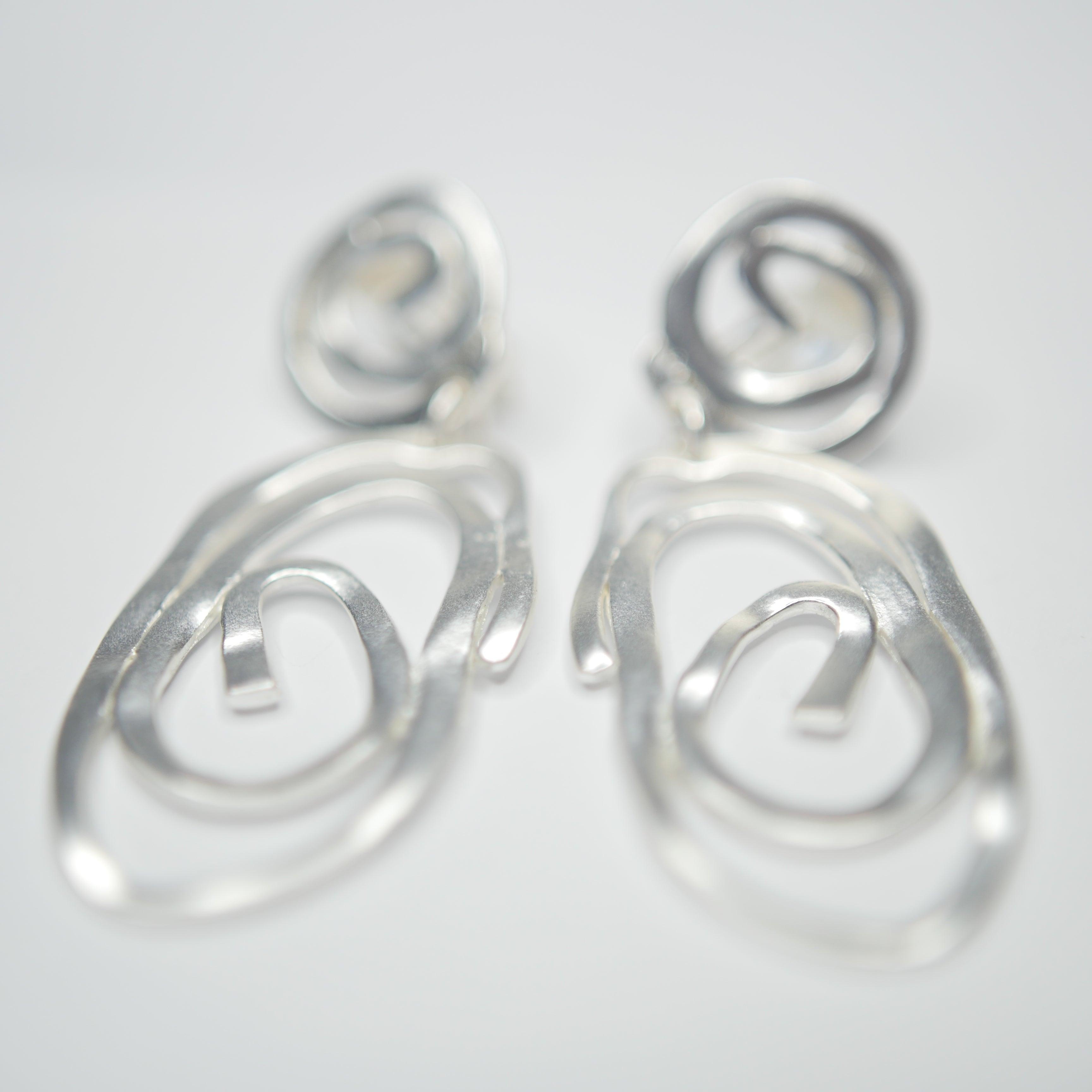 E70800 Boucles d'oreilles clips goutte tourbillonnante - Karine Sultan - Créations Uniques