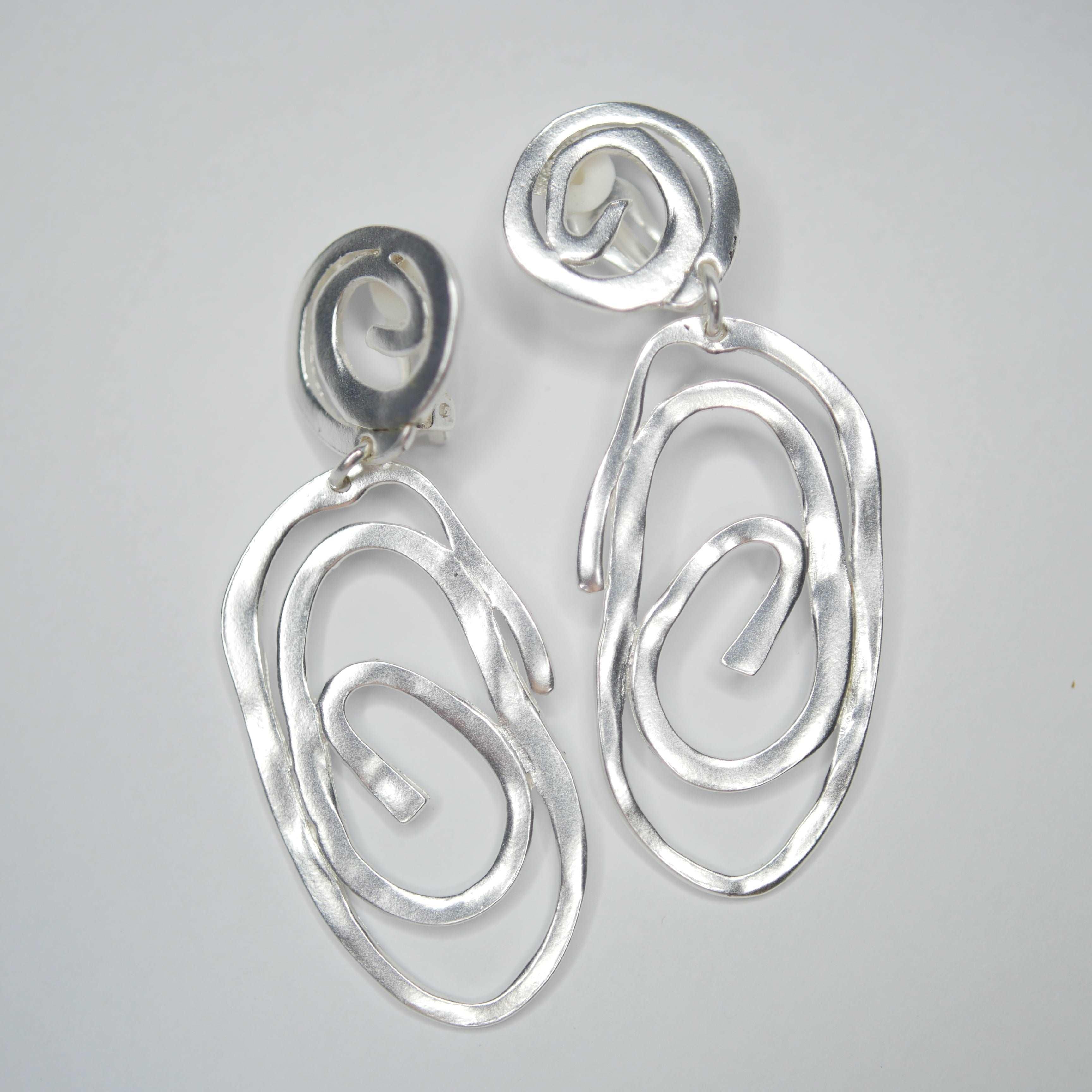 E70800 Boucles d'oreilles clips goutte tourbillonnante - Karine Sultan - Créations Uniques