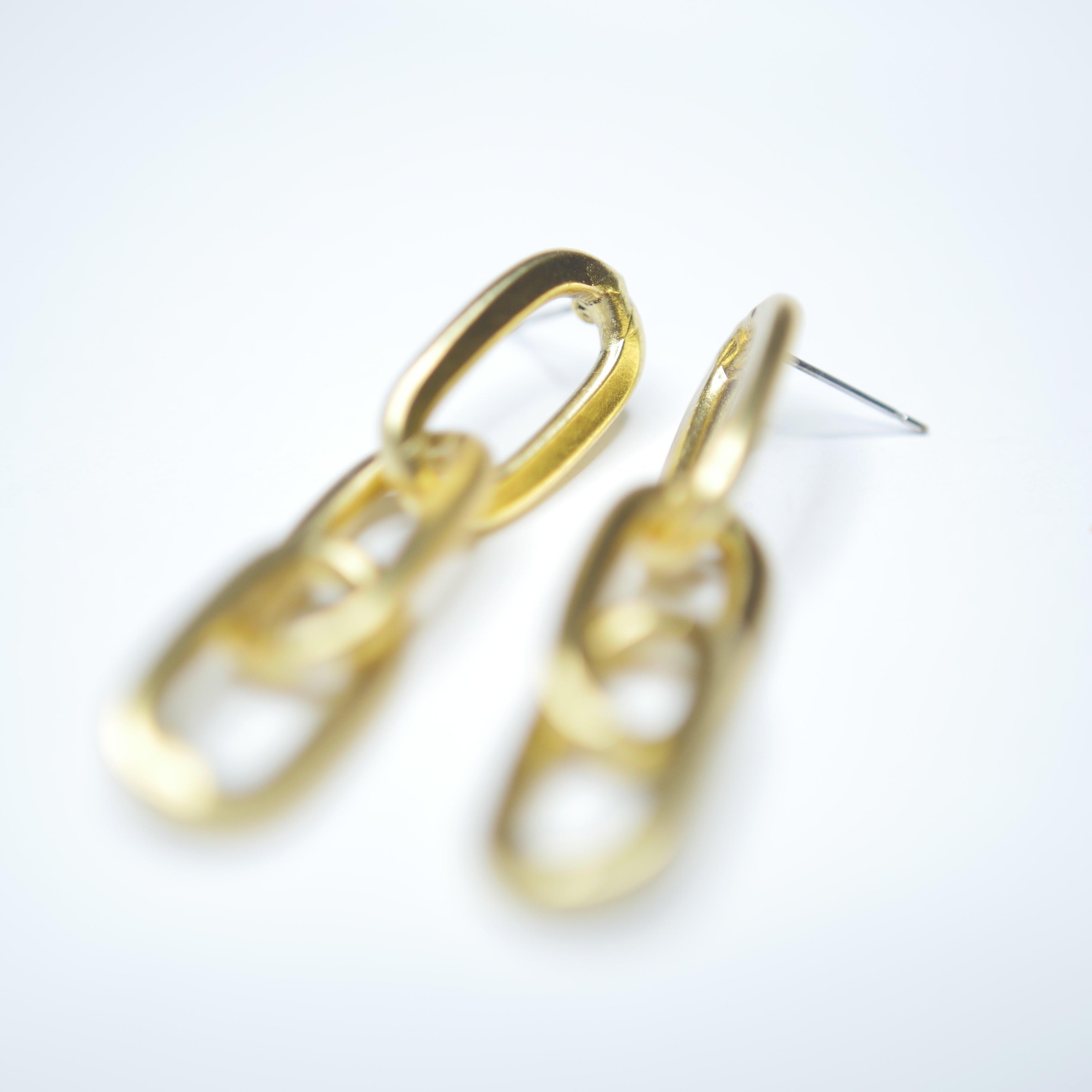 E71000 Boucles d'oreilles pendantes linéaires maillons épais - Karine Sultan - Créations Uniques