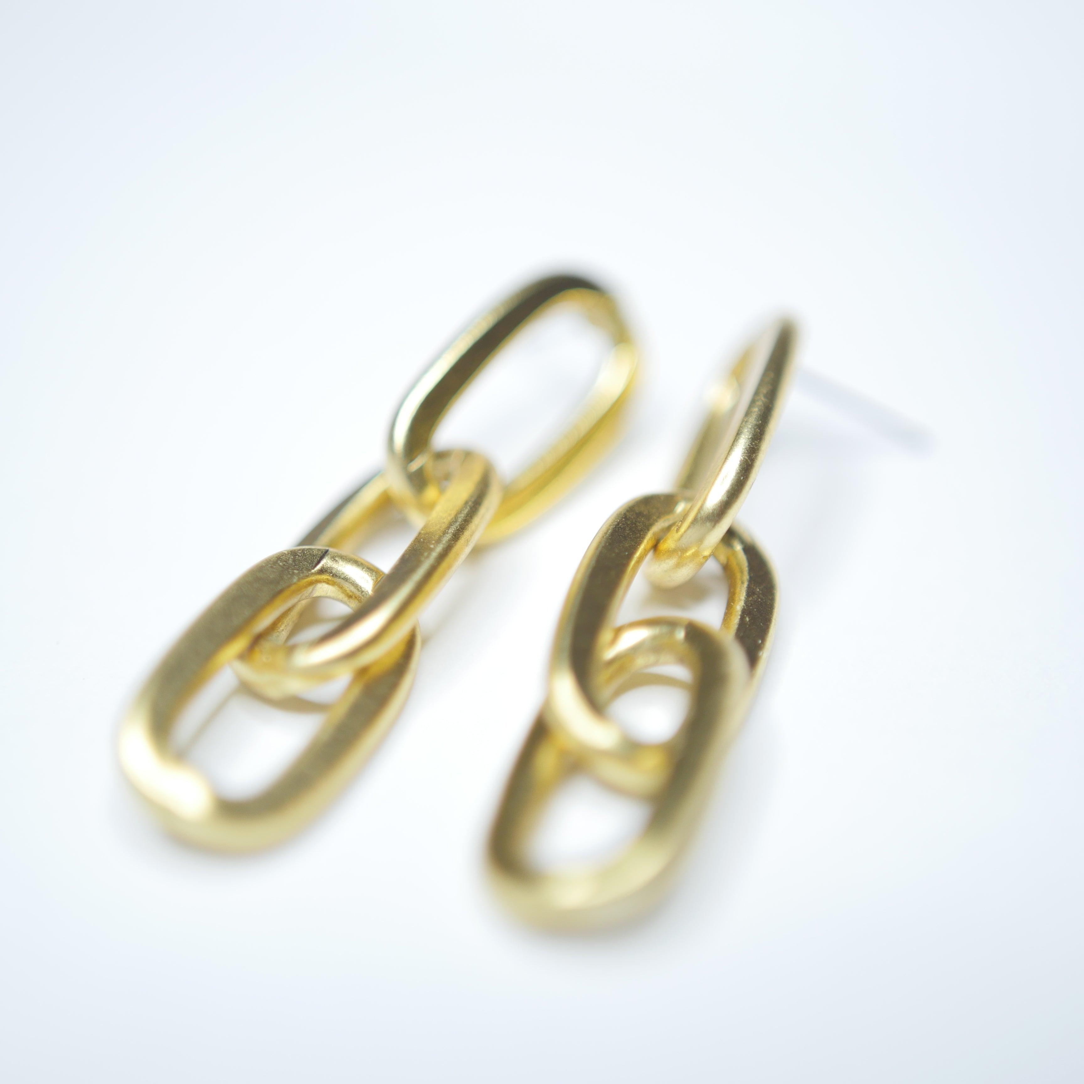 E71000 Boucles d'oreilles pendantes linéaires maillons épais - Karine Sultan - Créations Uniques