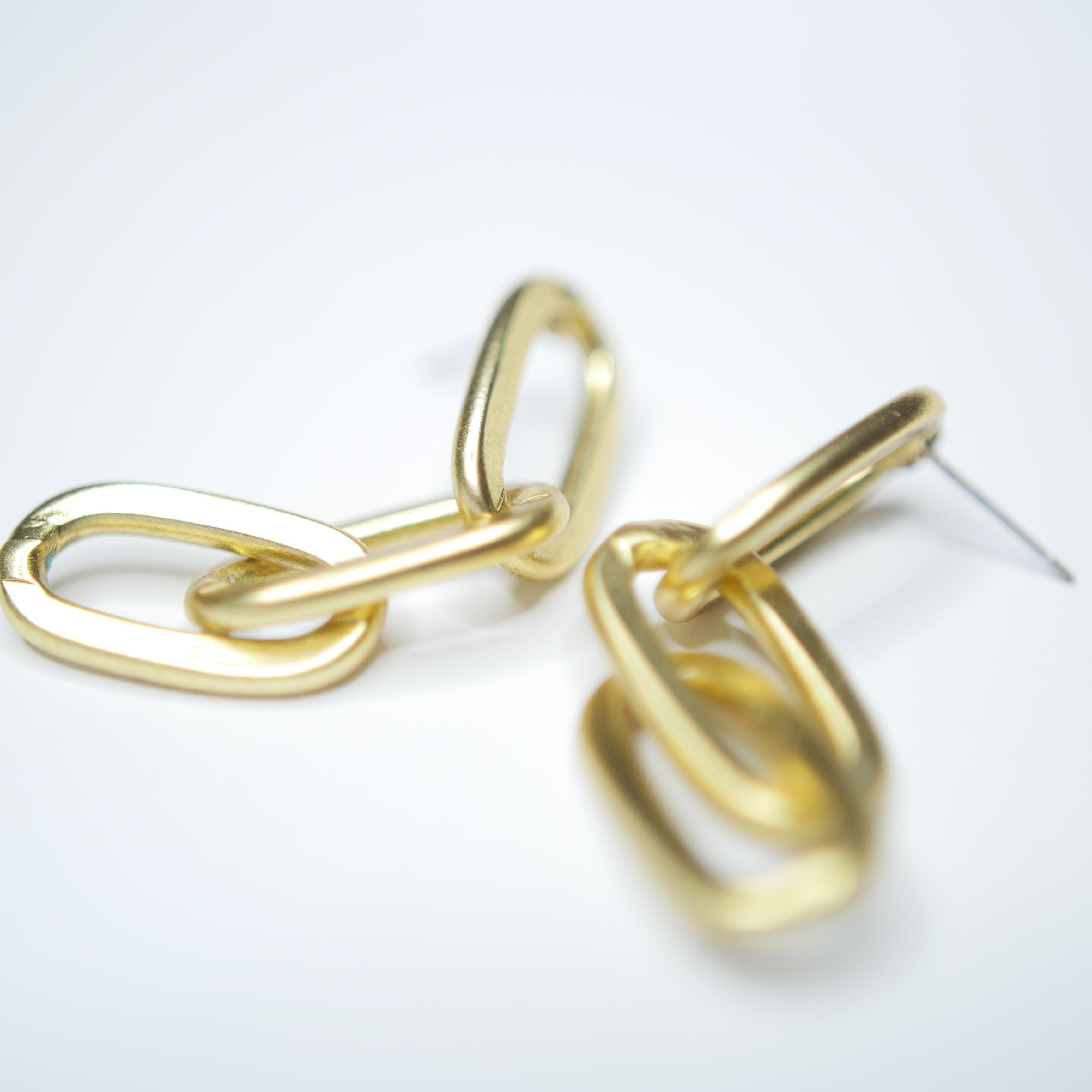 E71000 Boucles d'oreilles pendantes linéaires maillons épais - Karine Sultan - Créations Uniques