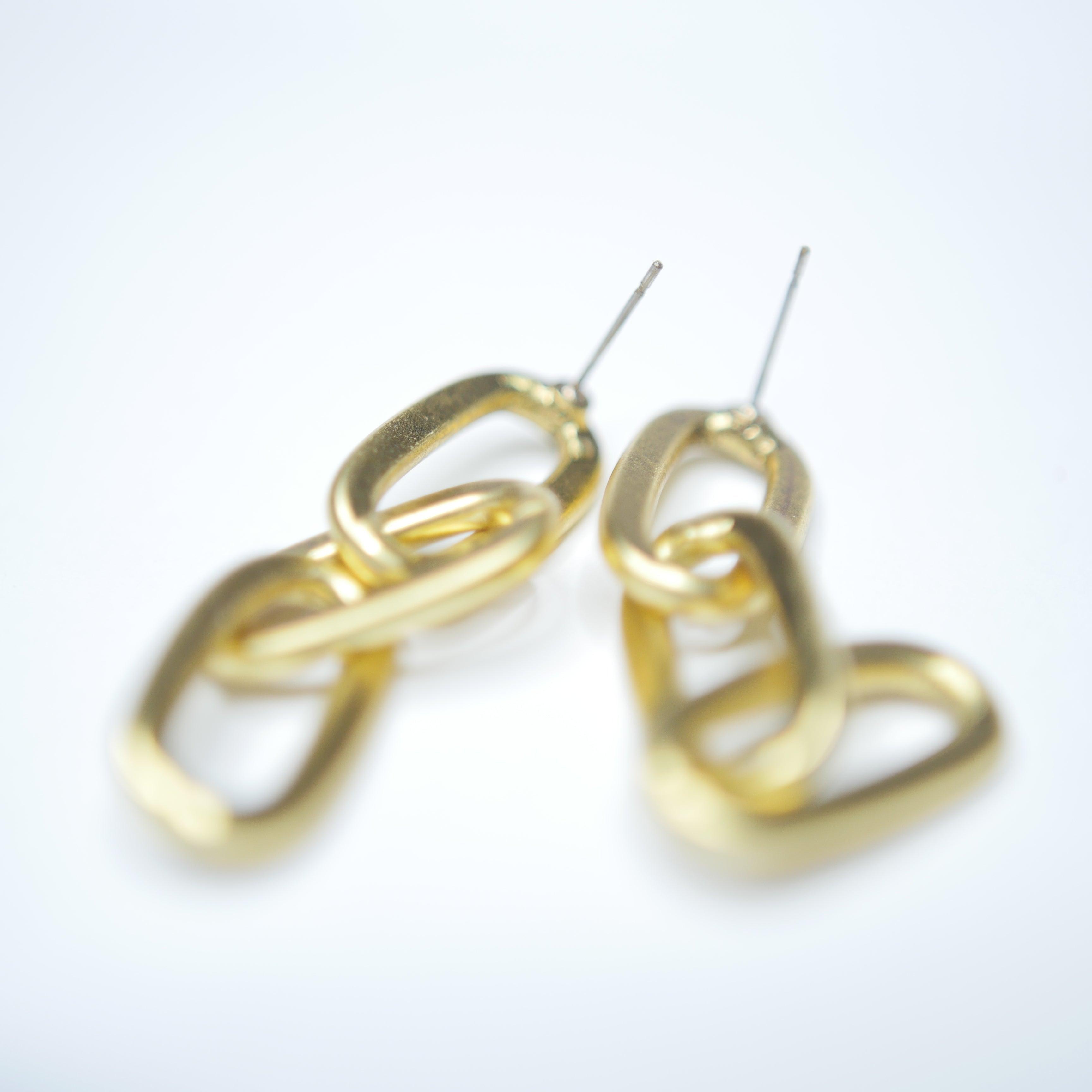 E71000 Boucles d'oreilles pendantes linéaires maillons épais - Karine Sultan - Créations Uniques