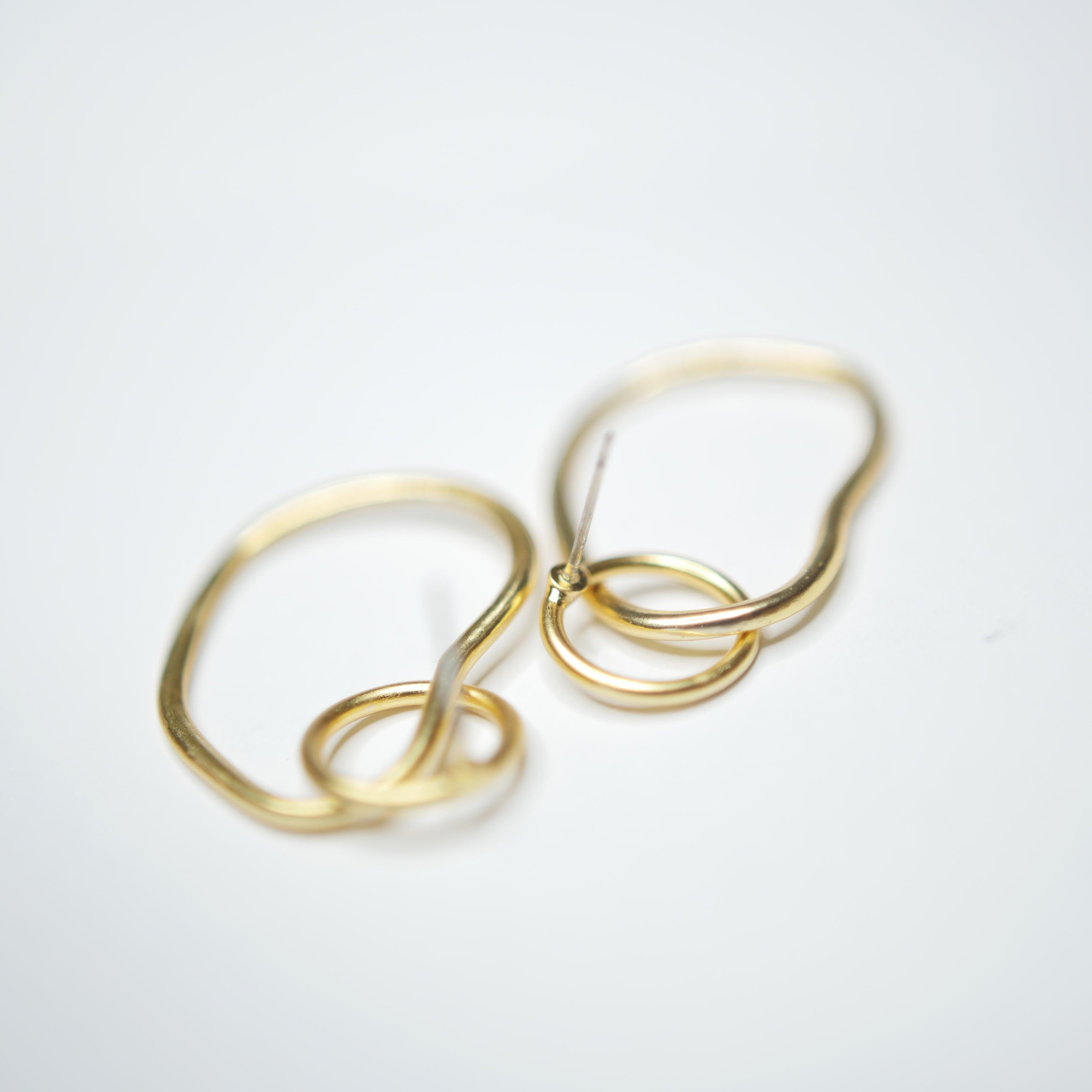 E71040 Boucles d'oreilles pendantes maillons bio - Karine Sultan - Créations Uniques