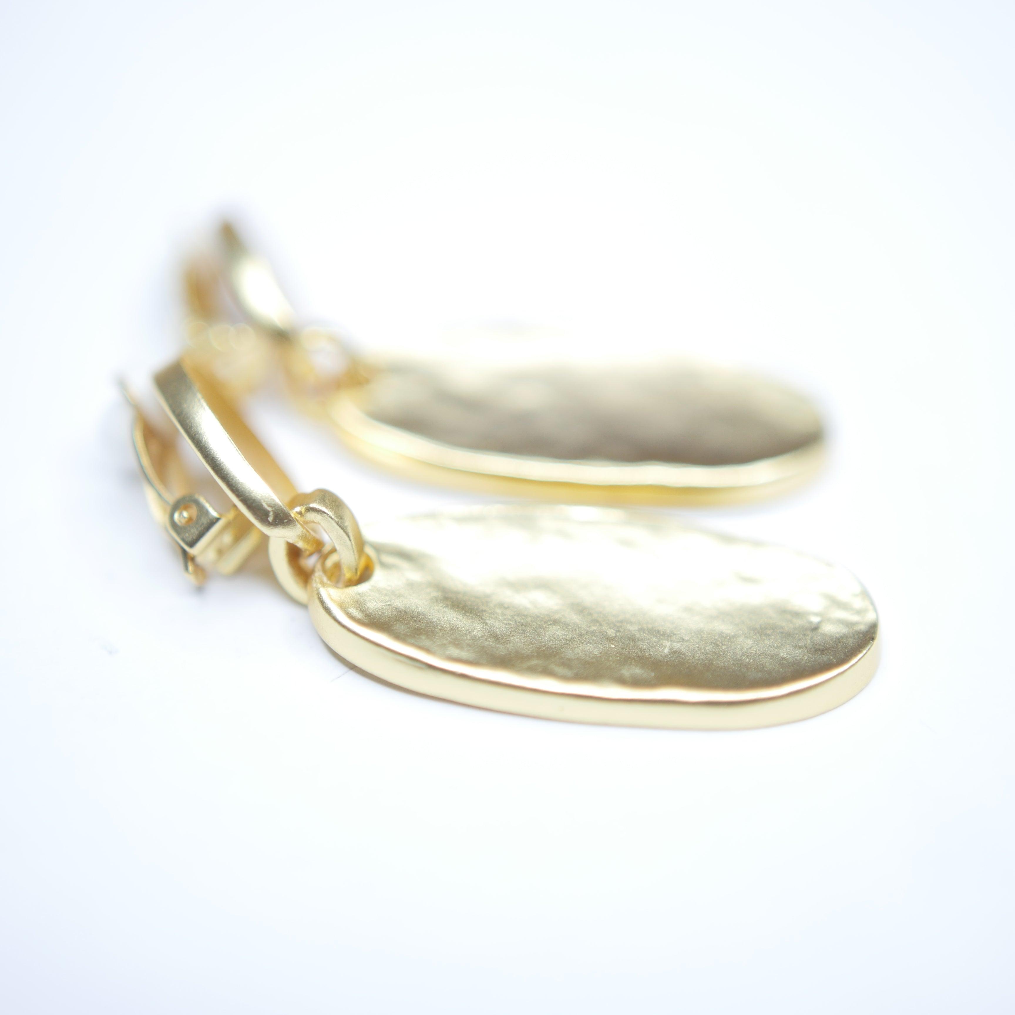 E71067 Boucles d'oreilles clips goutte ovale texturée - Karine Sultan - Créations Uniques