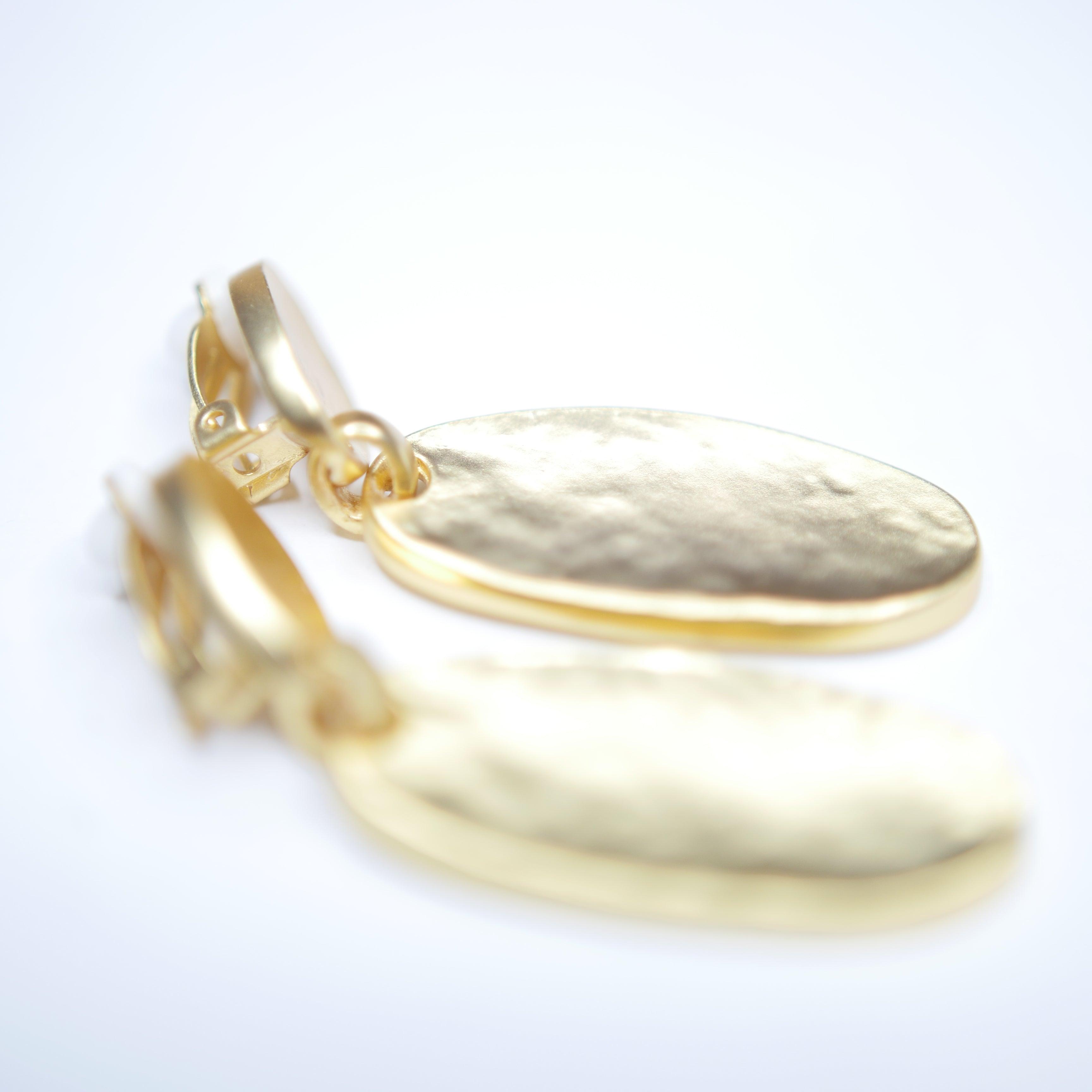 E71067 Boucles d'oreilles clips goutte ovale texturée - Karine Sultan - Créations Uniques