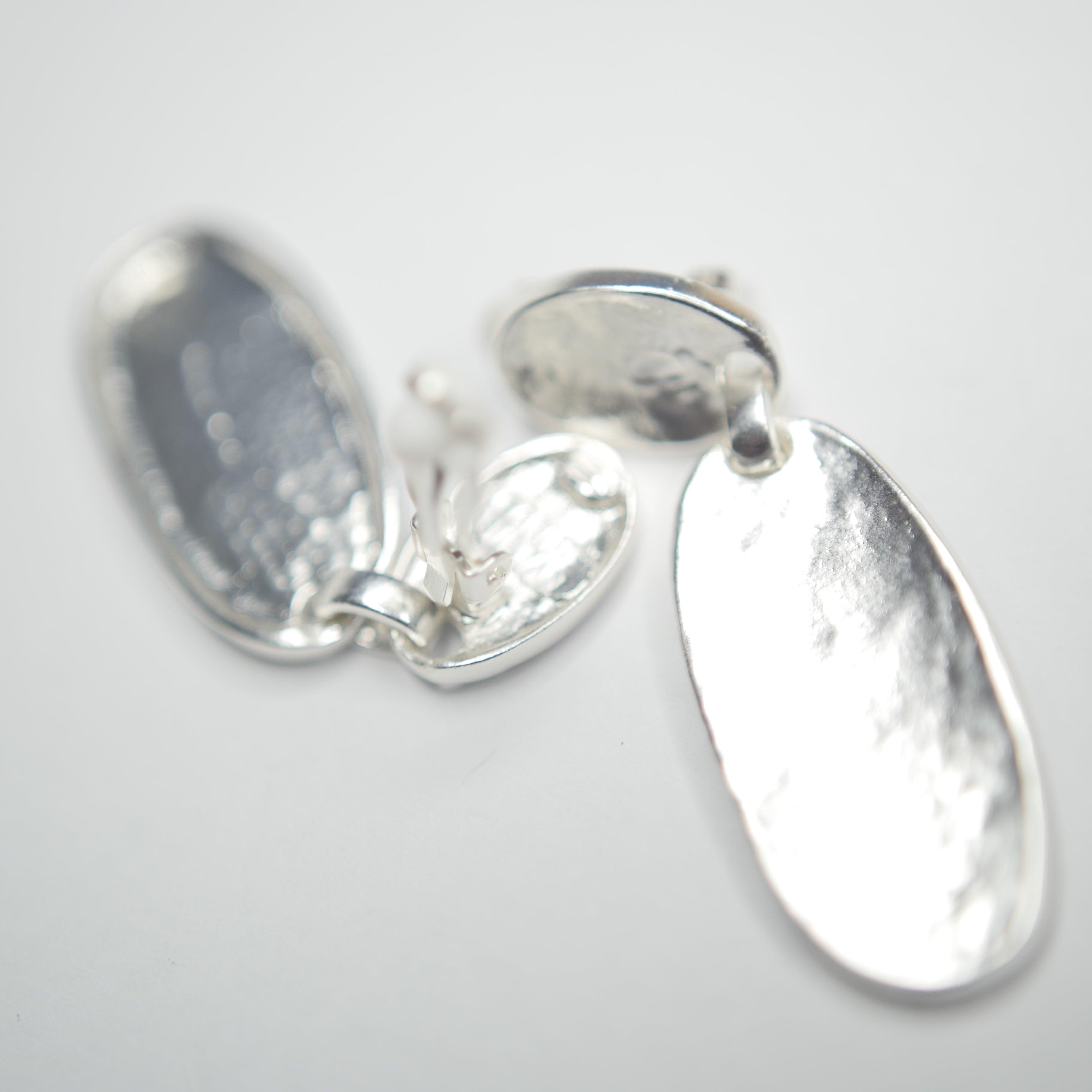 E71067 Boucles d'oreilles clips goutte ovale texturée - Karine Sultan - Créations Uniques