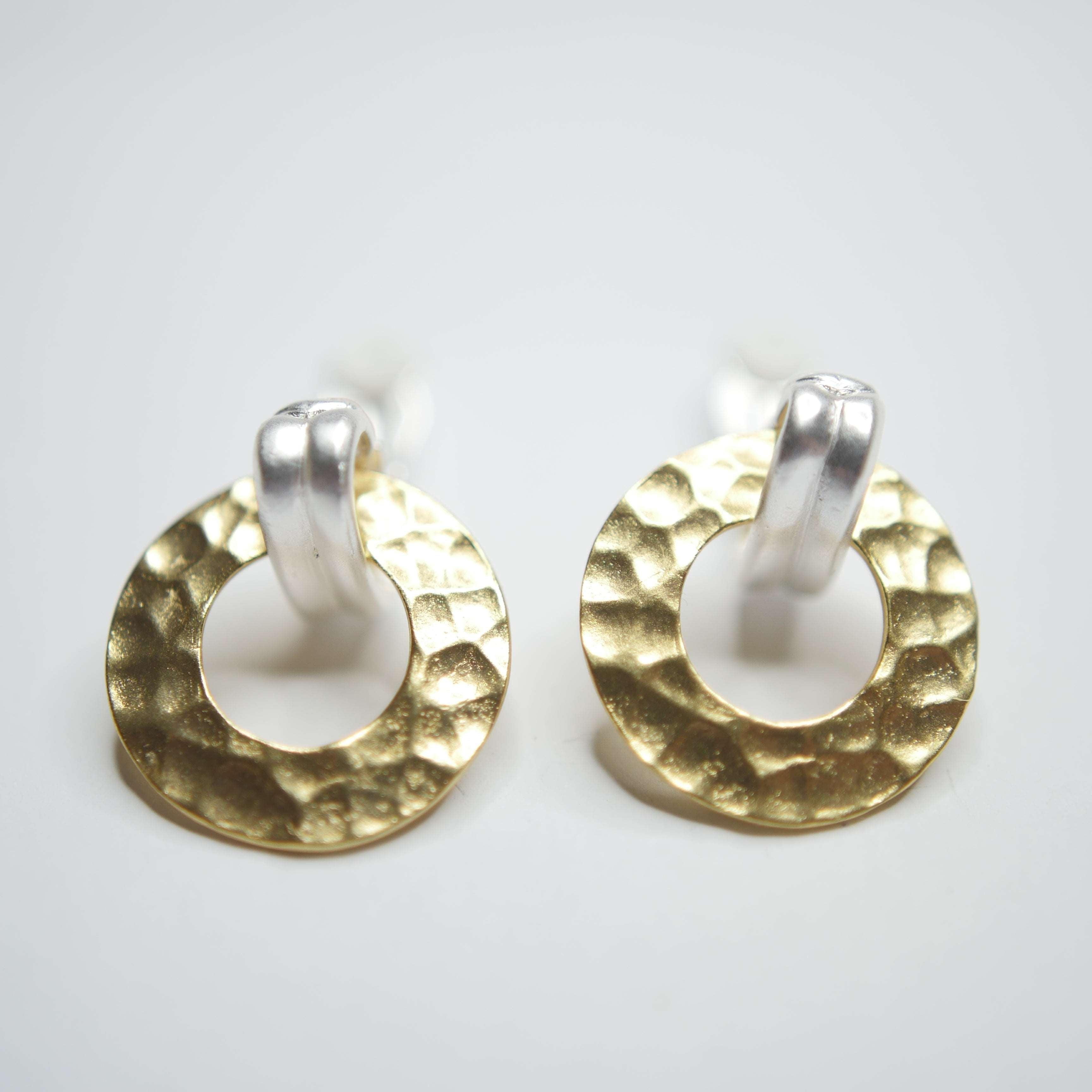 E71086 Boucles d'oreilles clips heurtoir martelé - Karine Sultan - Créations Uniques