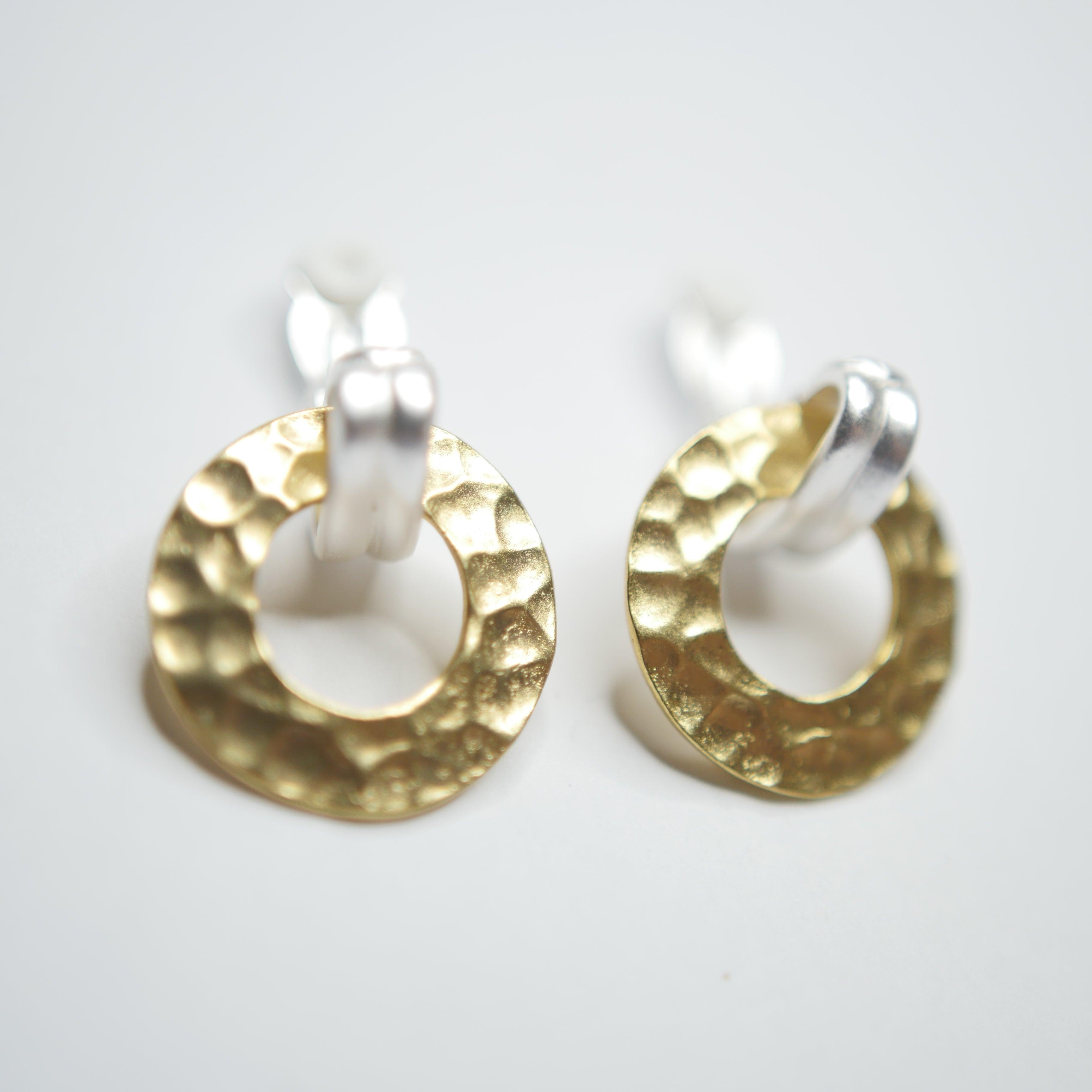 E71086 Boucles d'oreilles clips heurtoir martelé - Karine Sultan - Créations Uniques