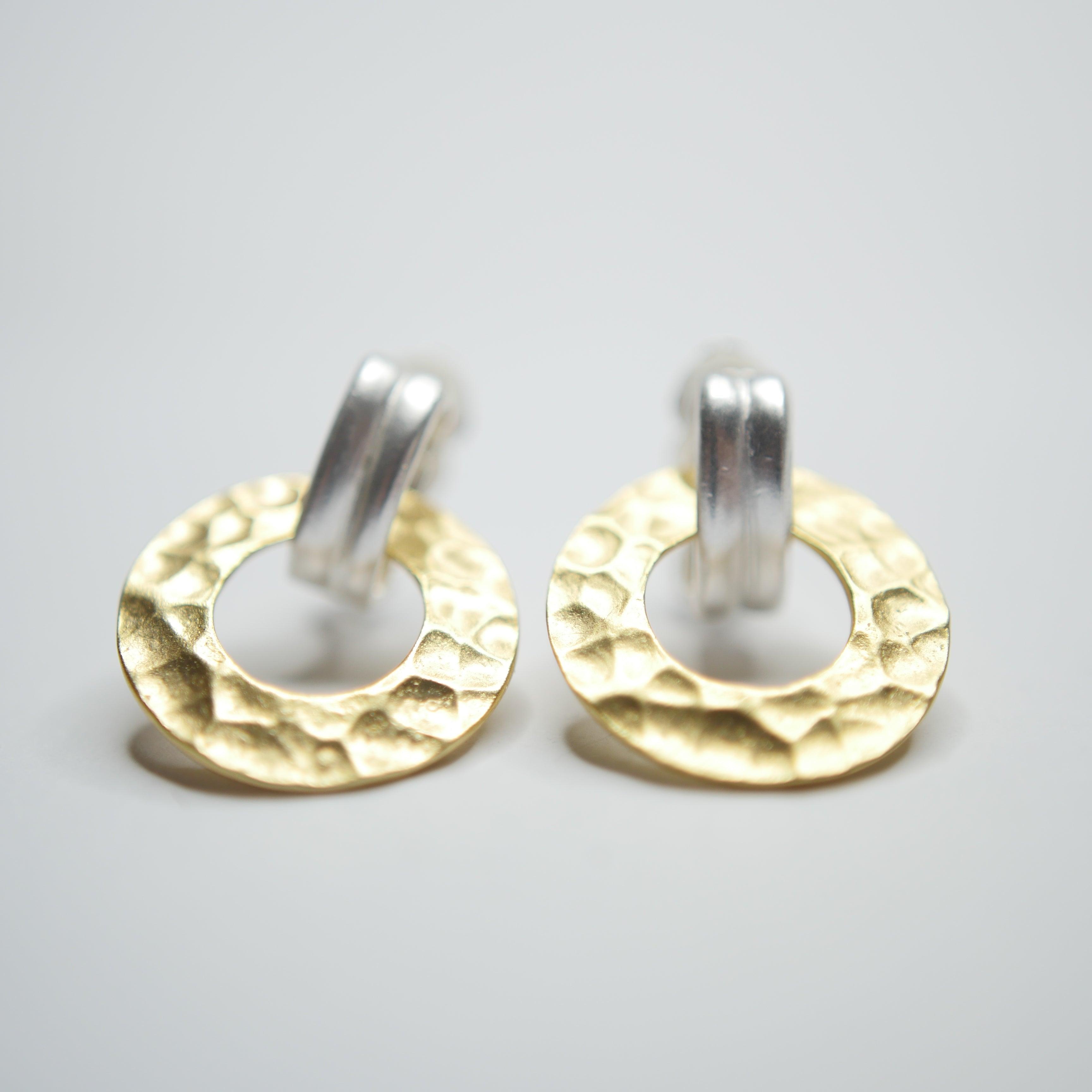 E71086 Boucles d'oreilles clips heurtoir martelé - Karine Sultan - Créations Uniques