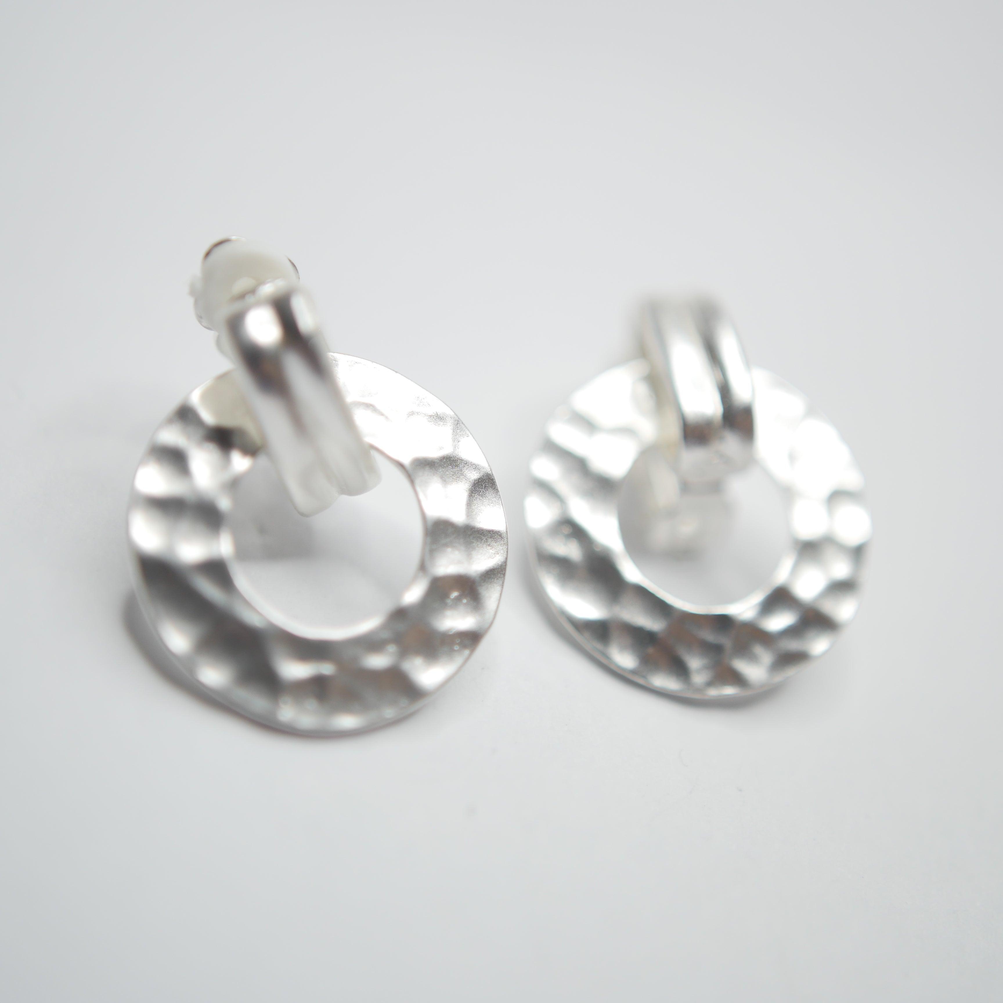 E71086 Boucles d'oreilles clips heurtoir martelé - Karine Sultan - Créations Uniques