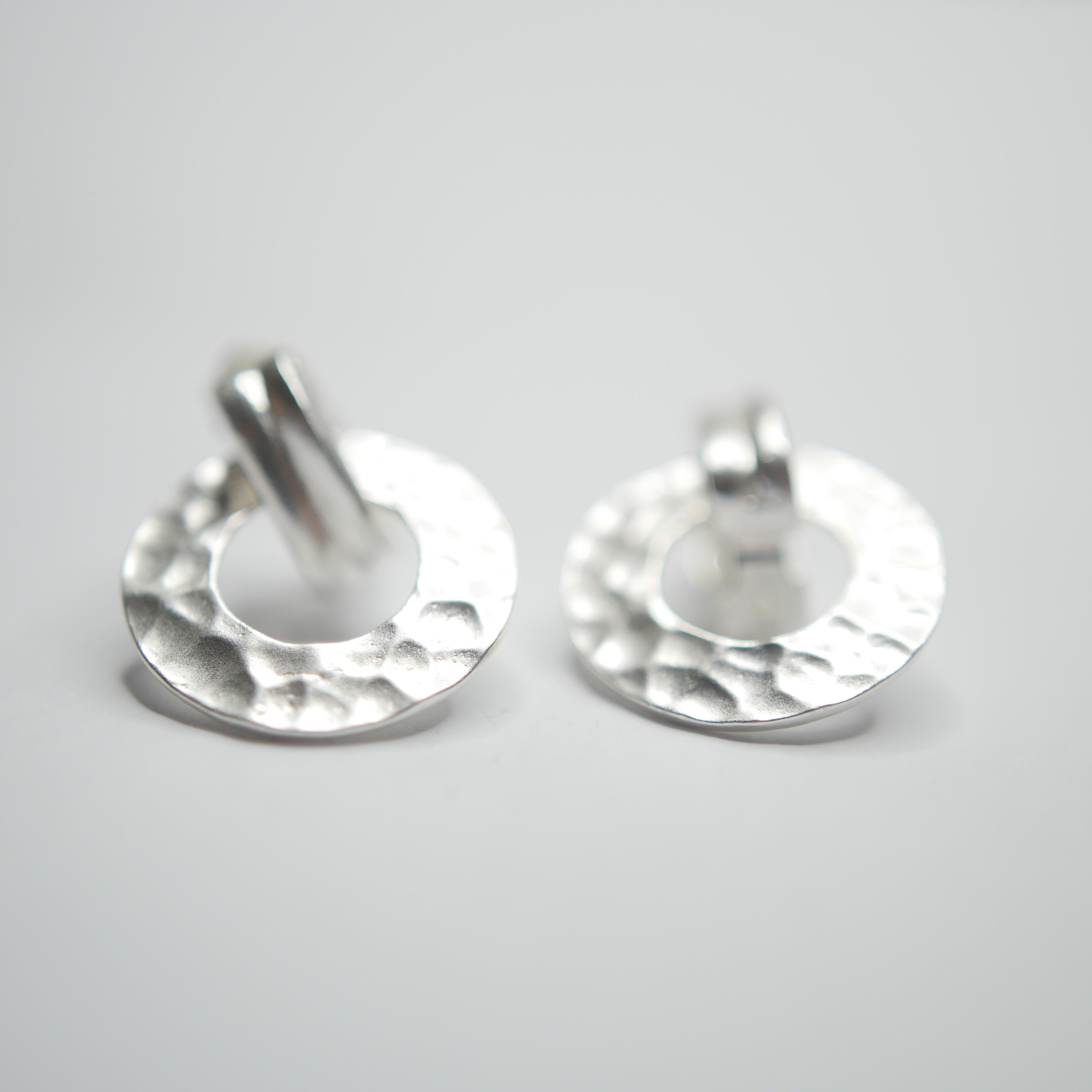 E71086 Boucles d'oreilles clips heurtoir martelé - Karine Sultan - Créations Uniques