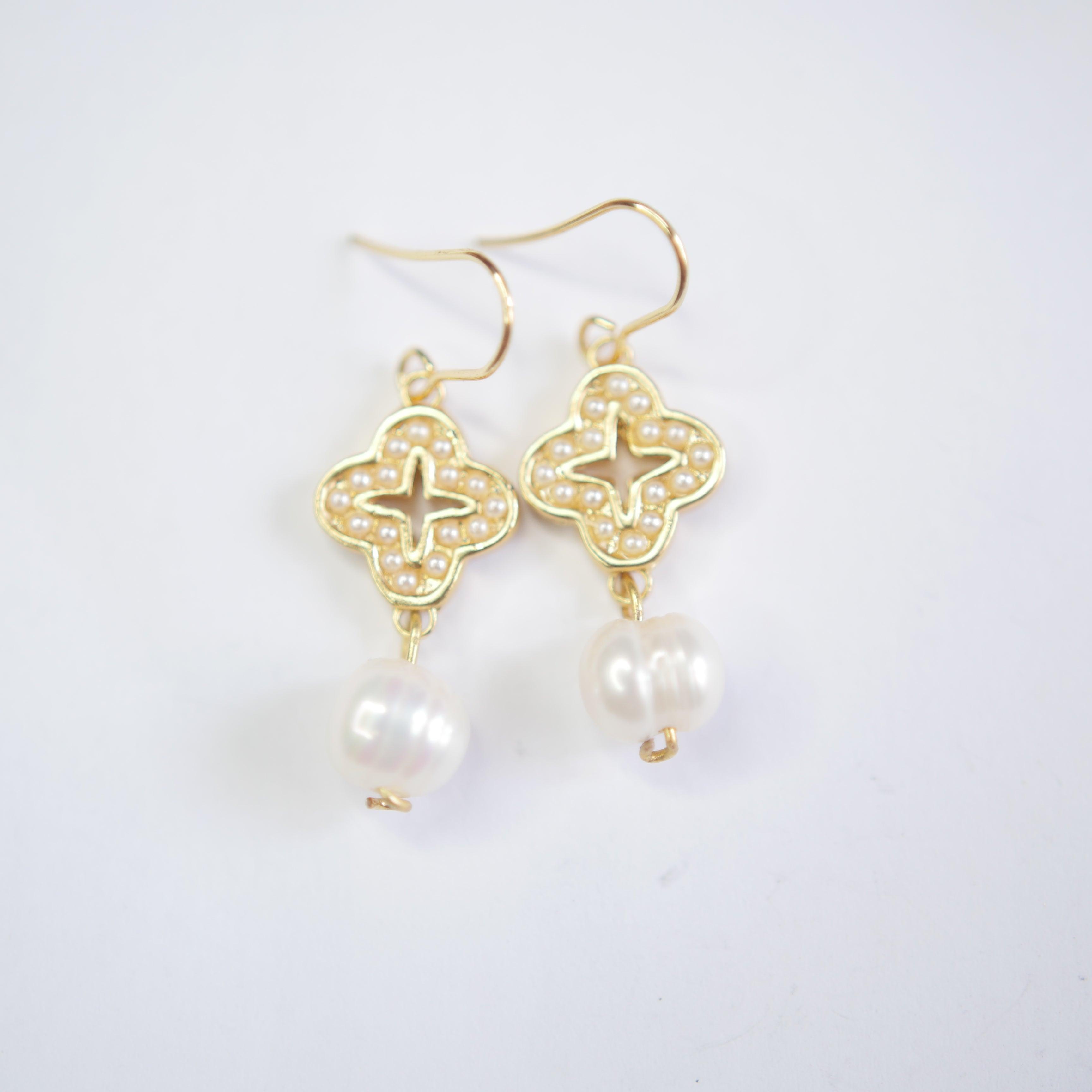 E71616 Boucles d'oreilles Perle blanche - Karine Sultan - Créations Uniques