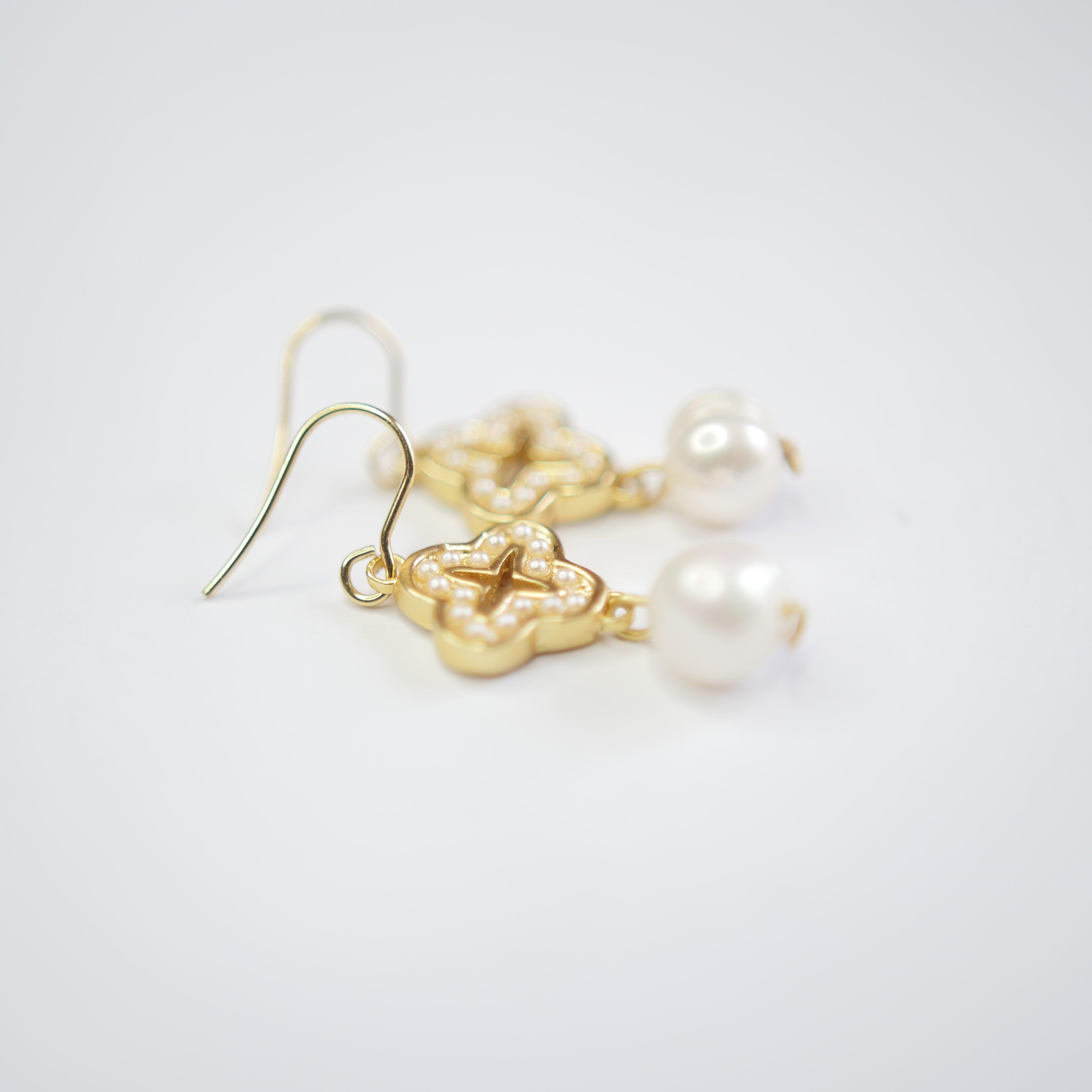 E71616 Boucles d'oreilles Perle blanche - Karine Sultan - Créations Uniques