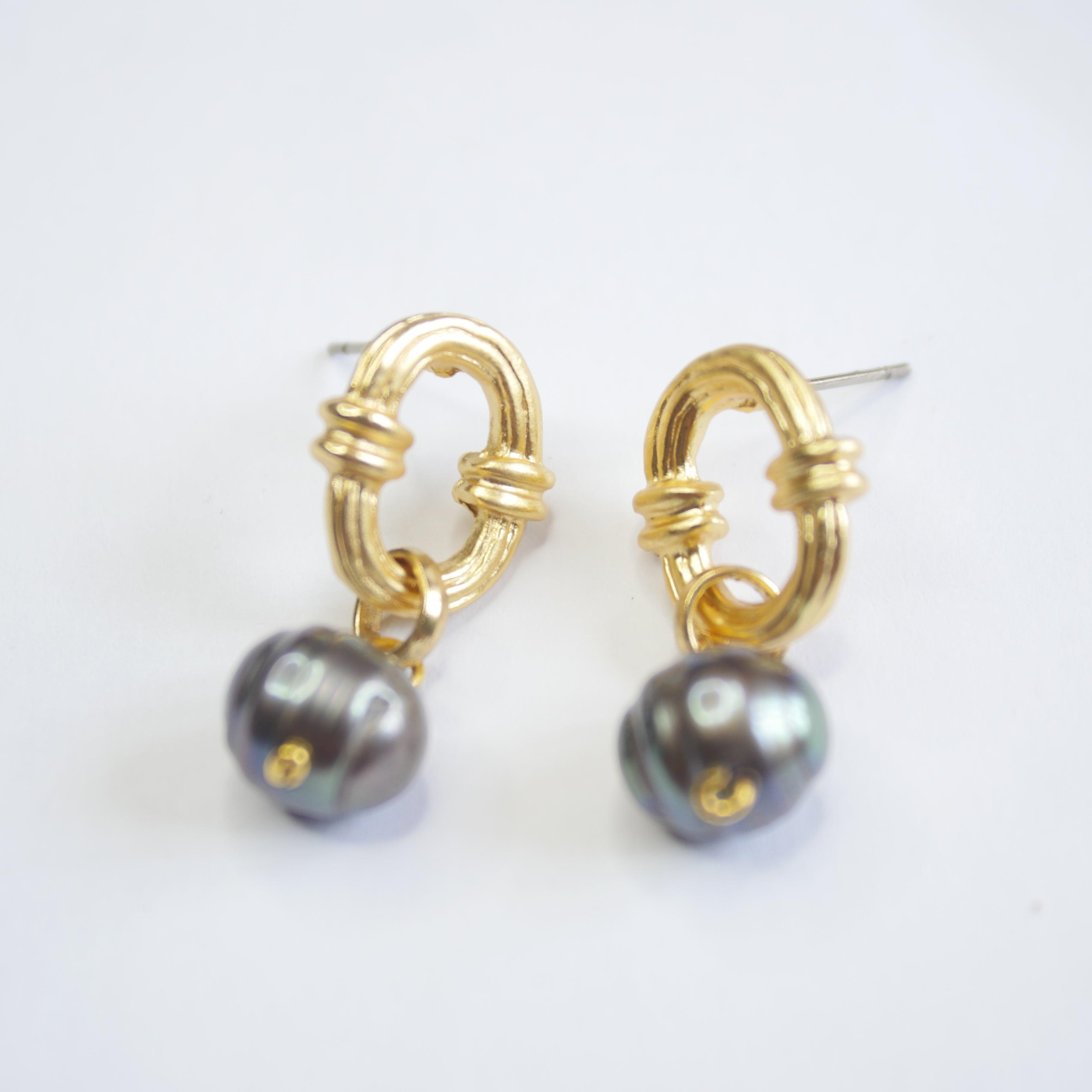 E71644 Boucles d'oreilles perle noire - Karine Sultan - Créations Uniques