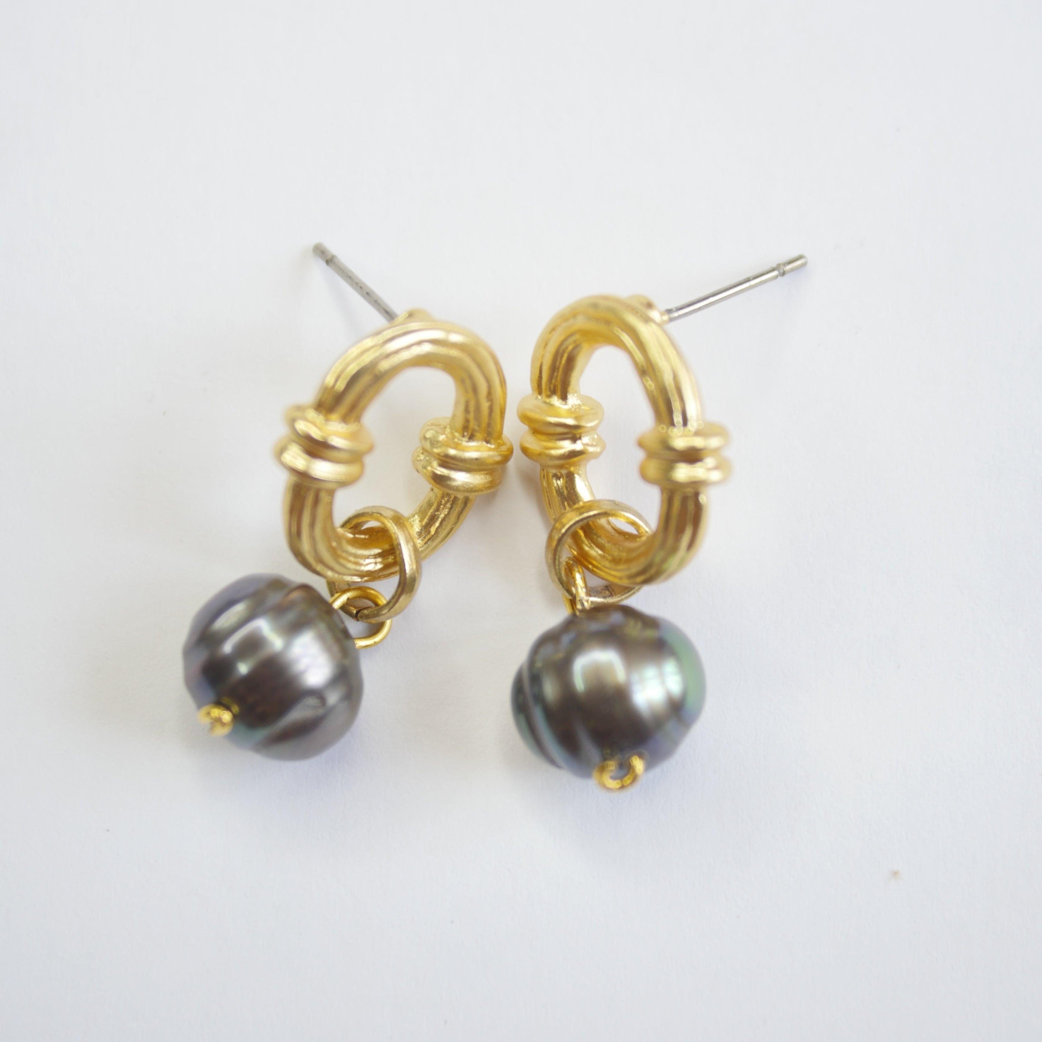 E71644 Boucles d'oreilles perle noire - Karine Sultan - Créations Uniques