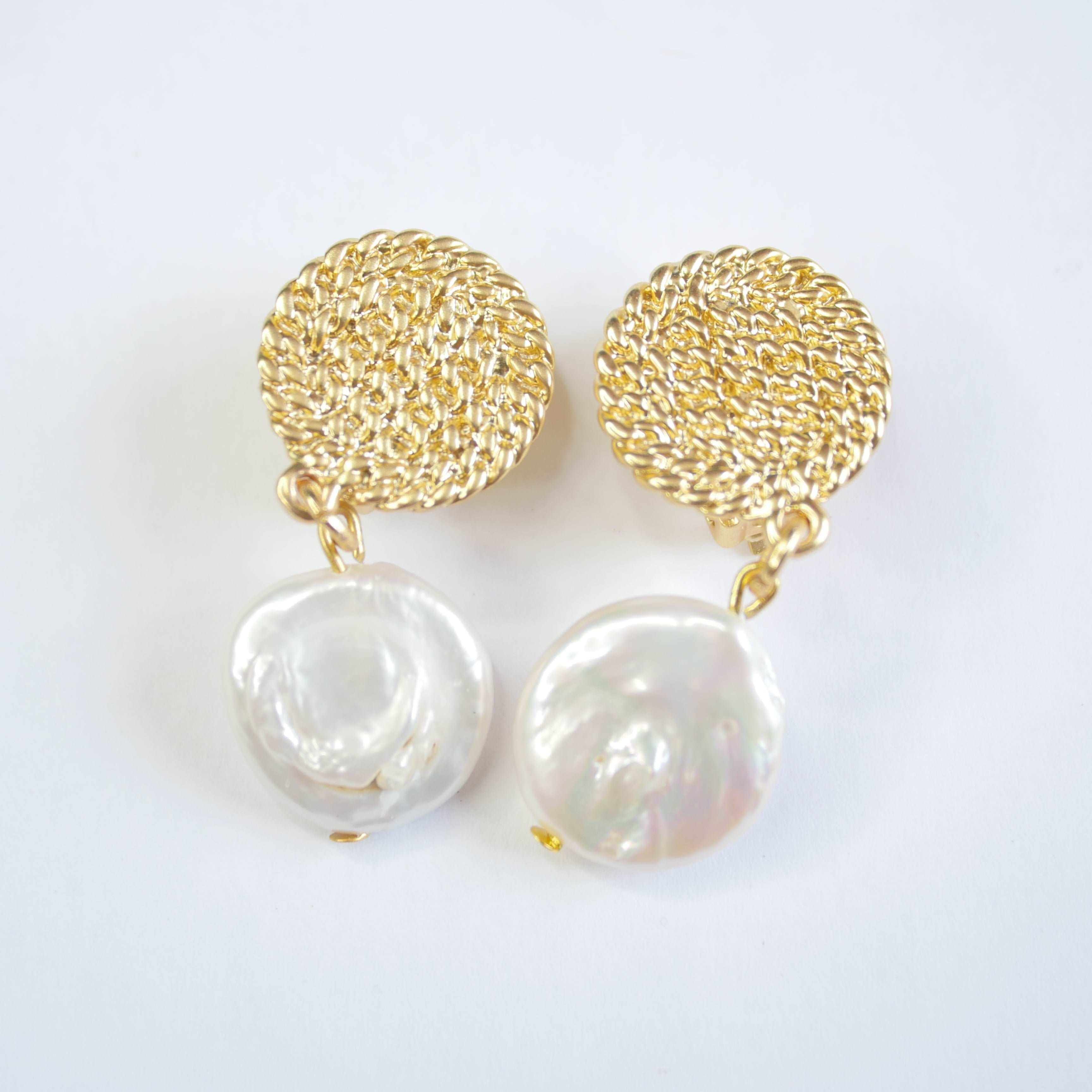 E71645 Boucles d'oreilles clips disques & perles plates - Karine Sultan - Créations Uniques