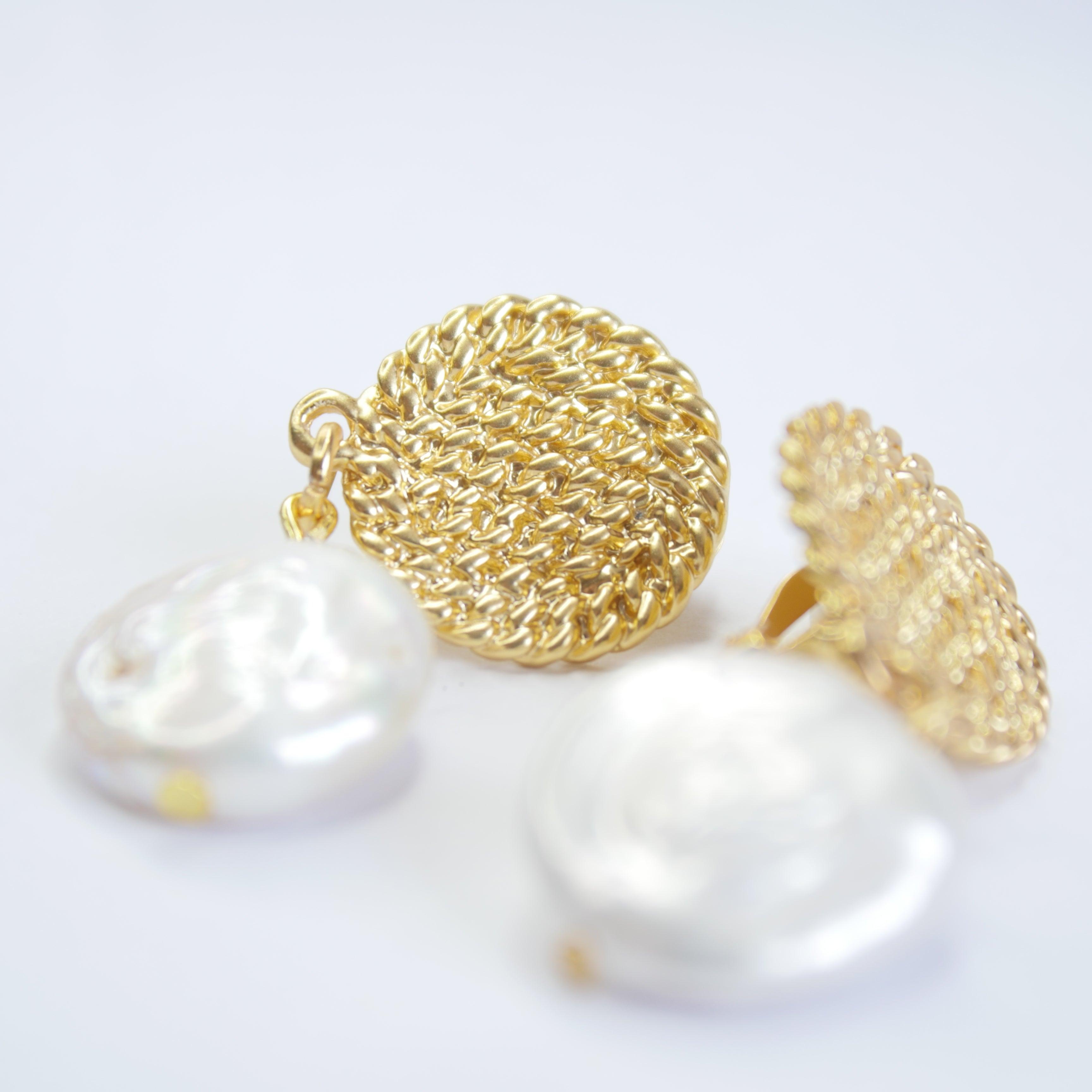 E71645 Boucles d'oreilles clips disques & perles plates - Karine Sultan - Créations Uniques