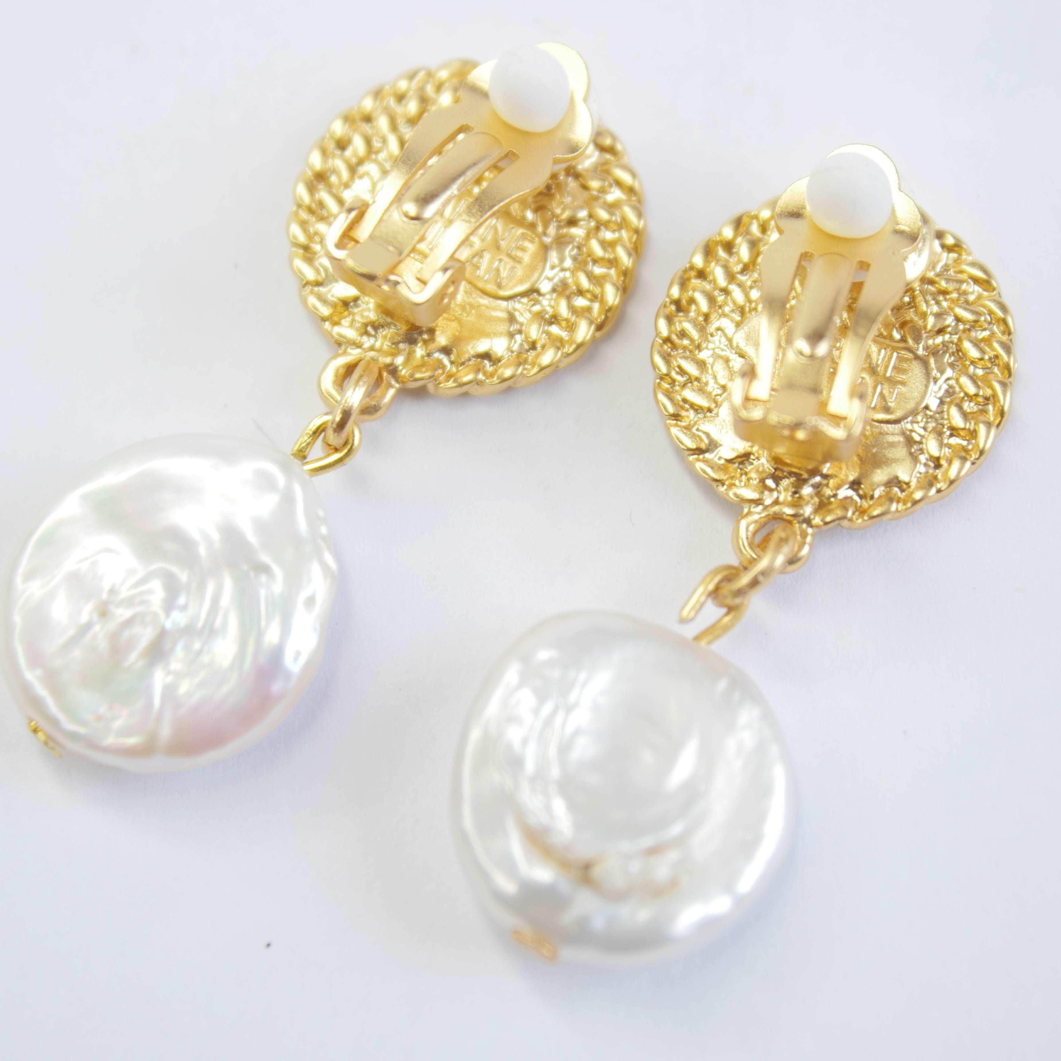E71645 Boucles d'oreilles clips disques & perles plates - Karine Sultan - Créations Uniques