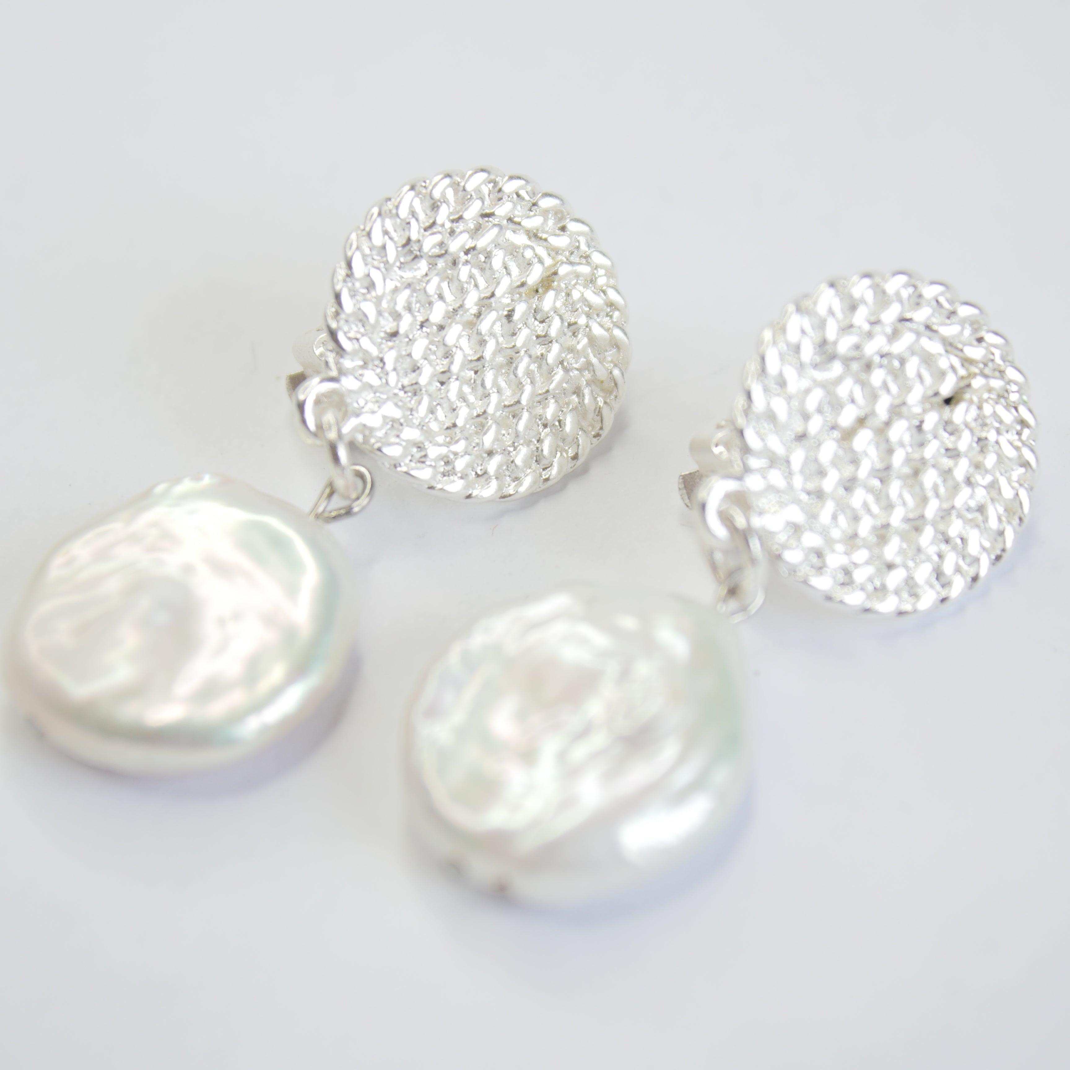 E71645 Boucles d'oreilles clips disques & perles plates - Karine Sultan - Créations Uniques