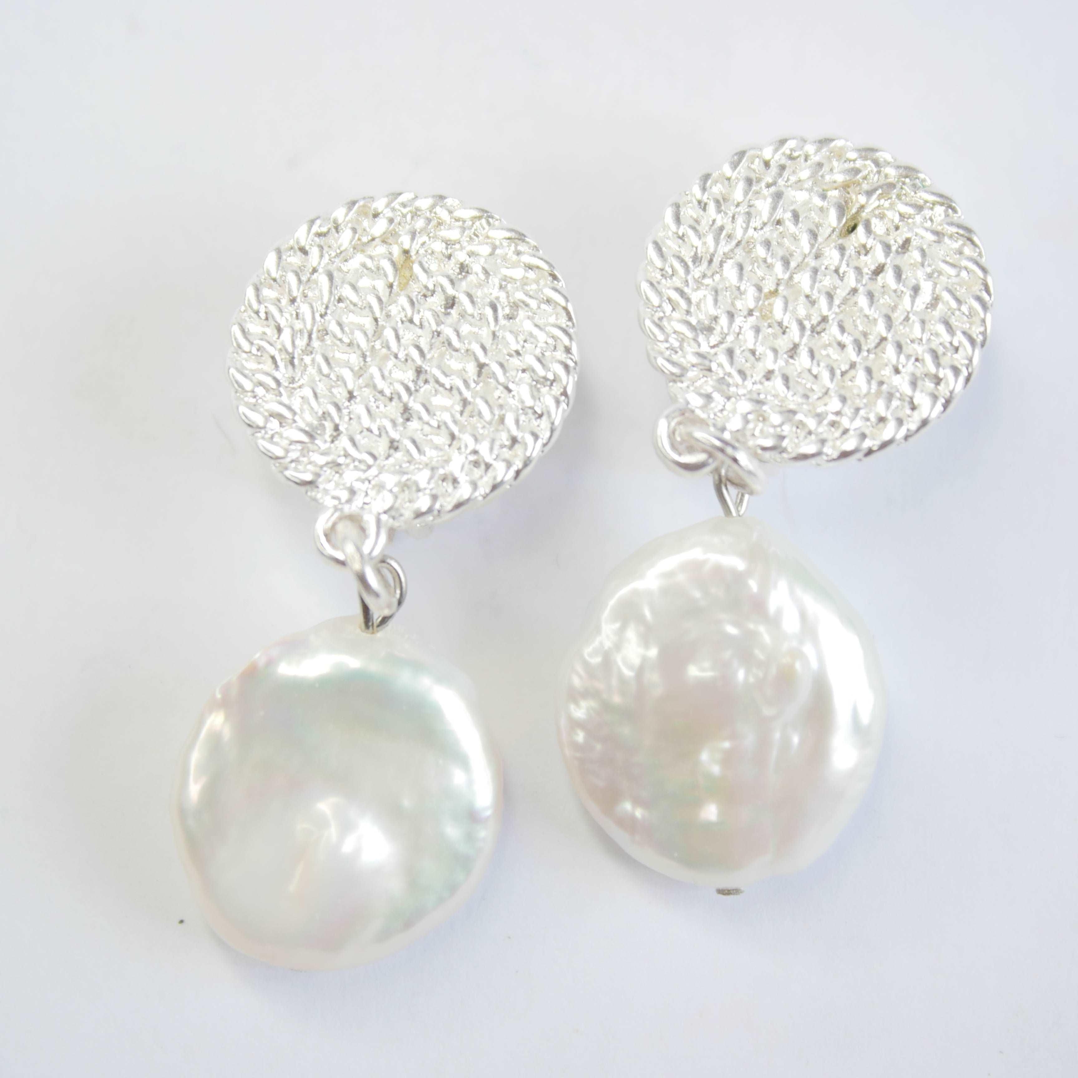 E71645 Boucles d'oreilles clips disques & perles plates - Karine Sultan - Créations Uniques