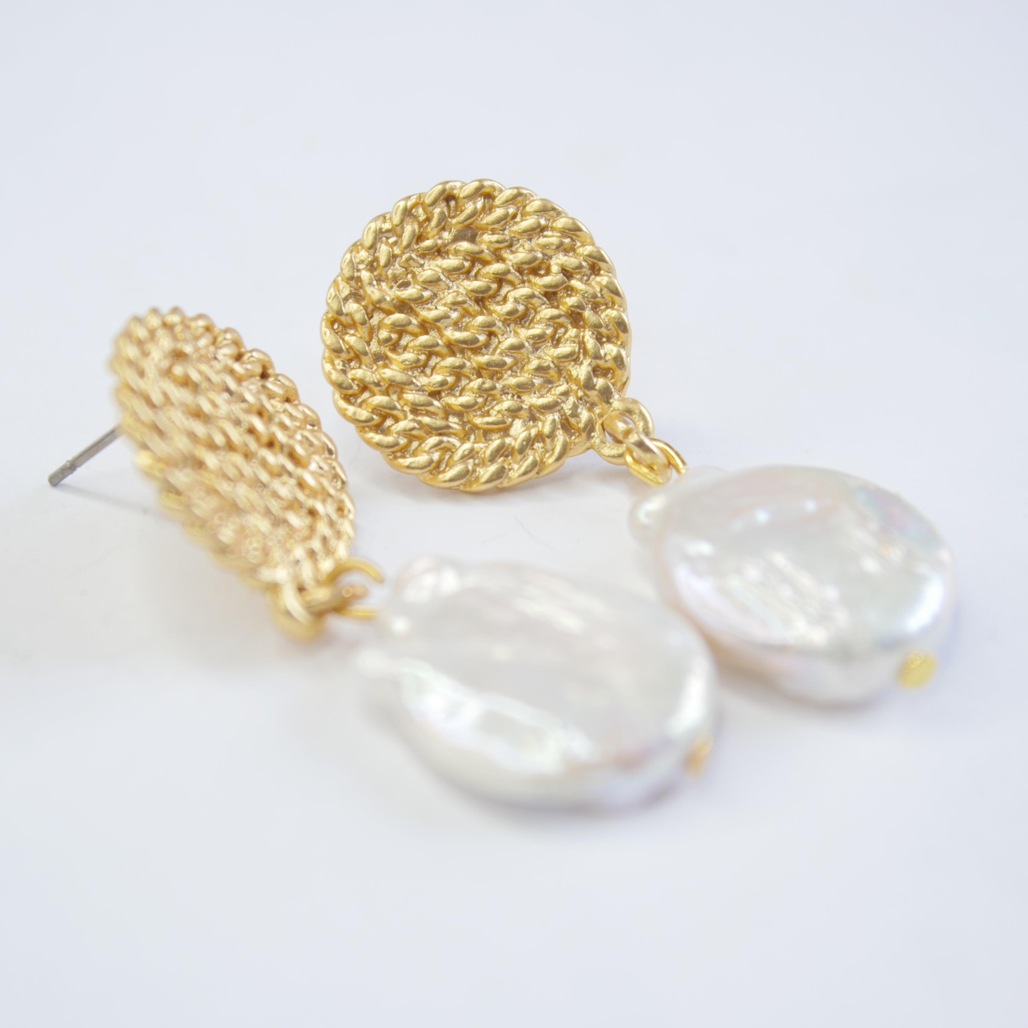 E71646 Boucles d'oreilles perle blanche - Karine Sultan - Créations Uniques