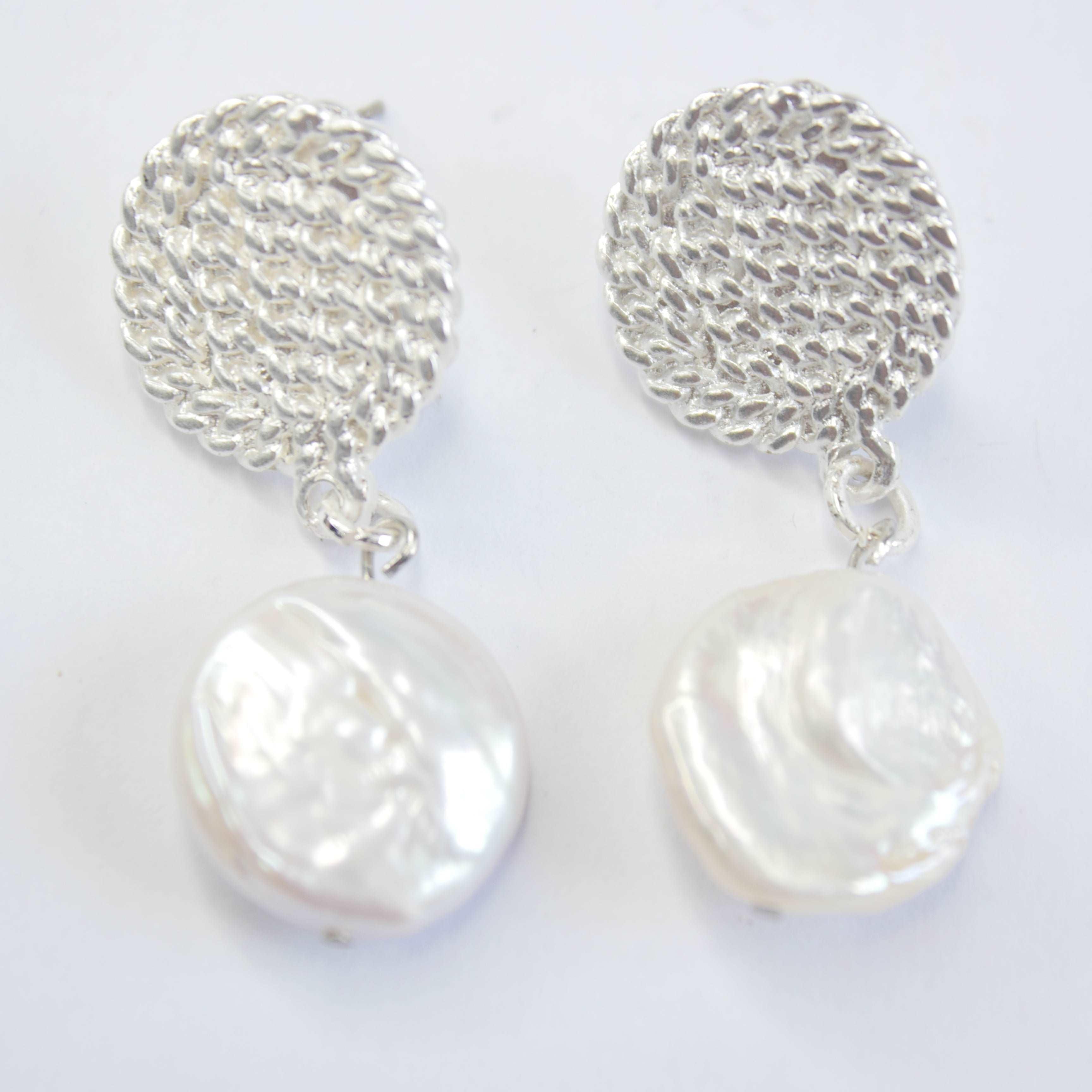 E71646 Boucles d'oreilles perle blanche - Karine Sultan - Créations Uniques