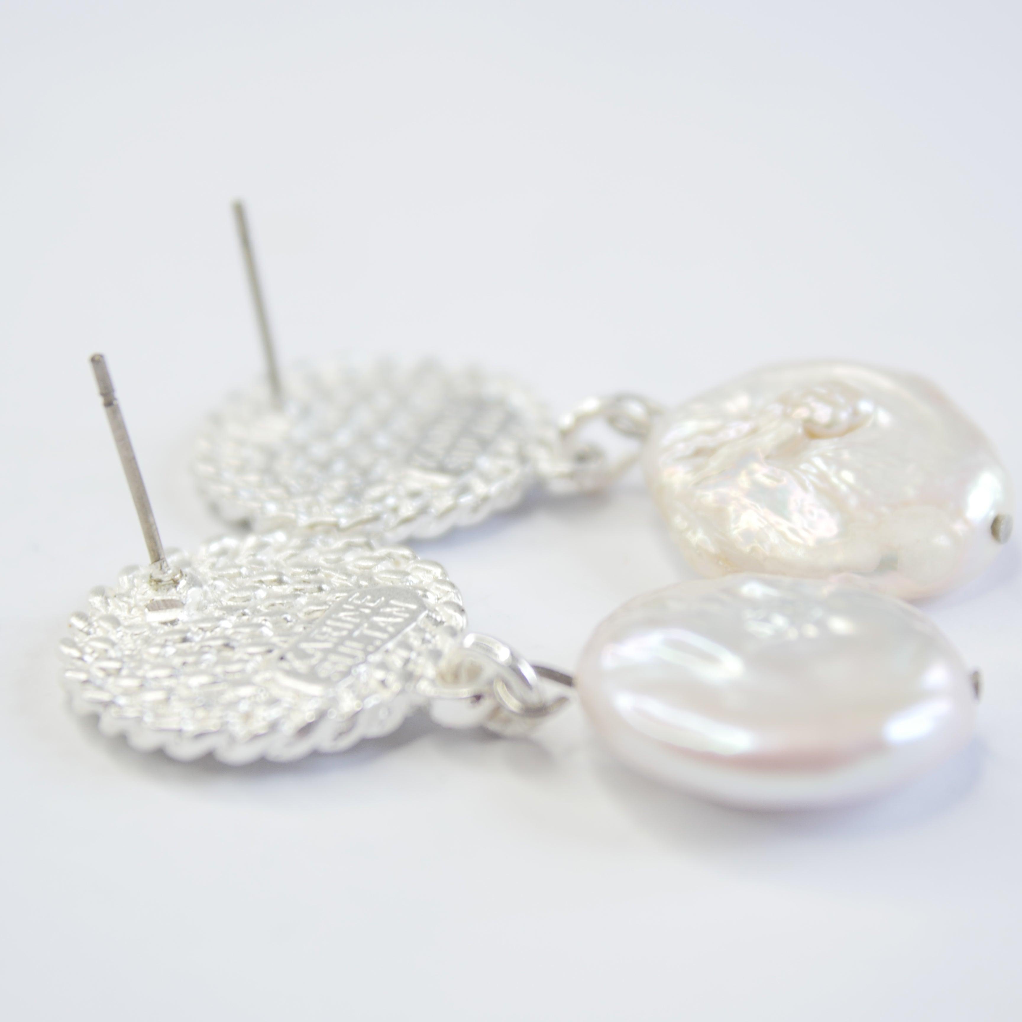 E71646 Boucles d'oreilles perle blanche - Karine Sultan - Créations Uniques
