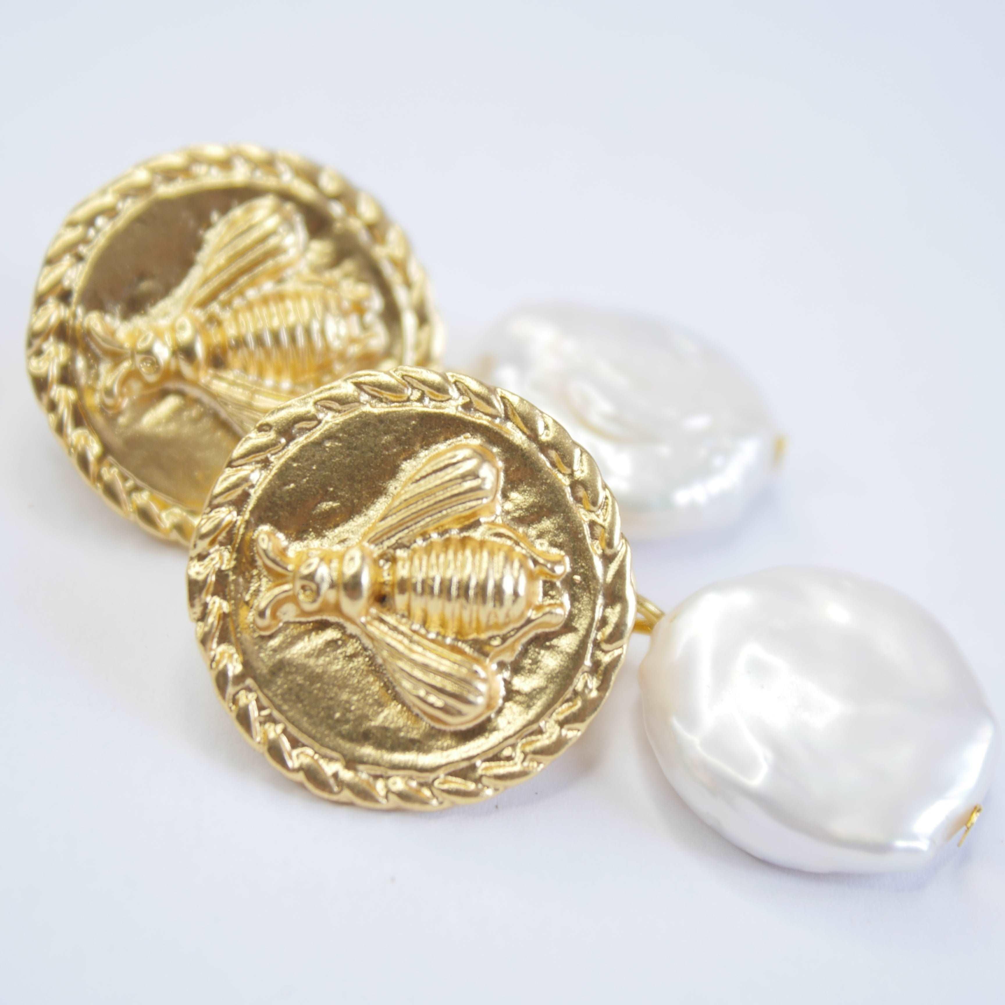 E71647 Boucles d'oreilles clips abeille clip & perle plate - Karine Sultan - Créations Uniques