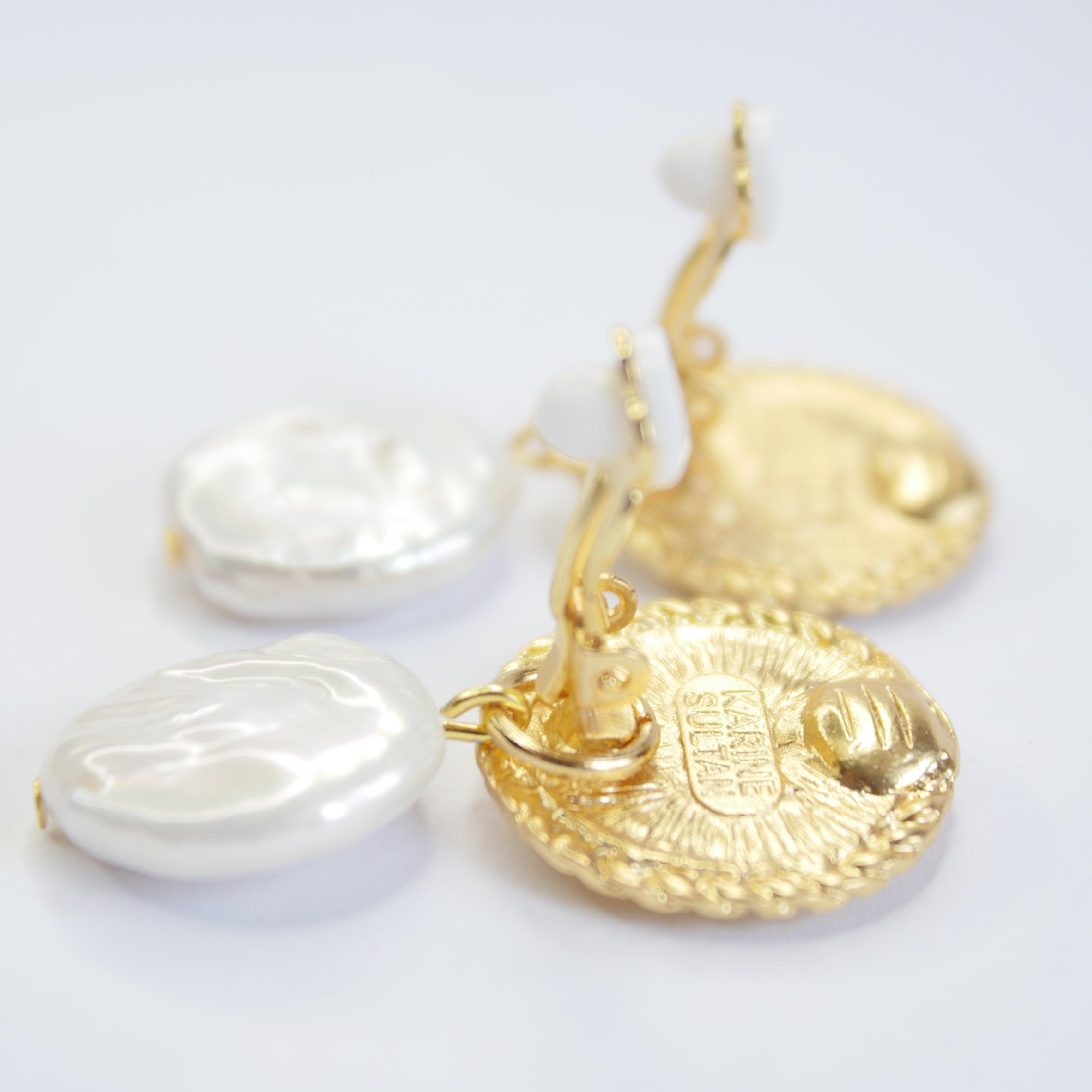 E71647 Boucles d'oreilles clips abeille clip & perle plate - Karine Sultan - Créations Uniques