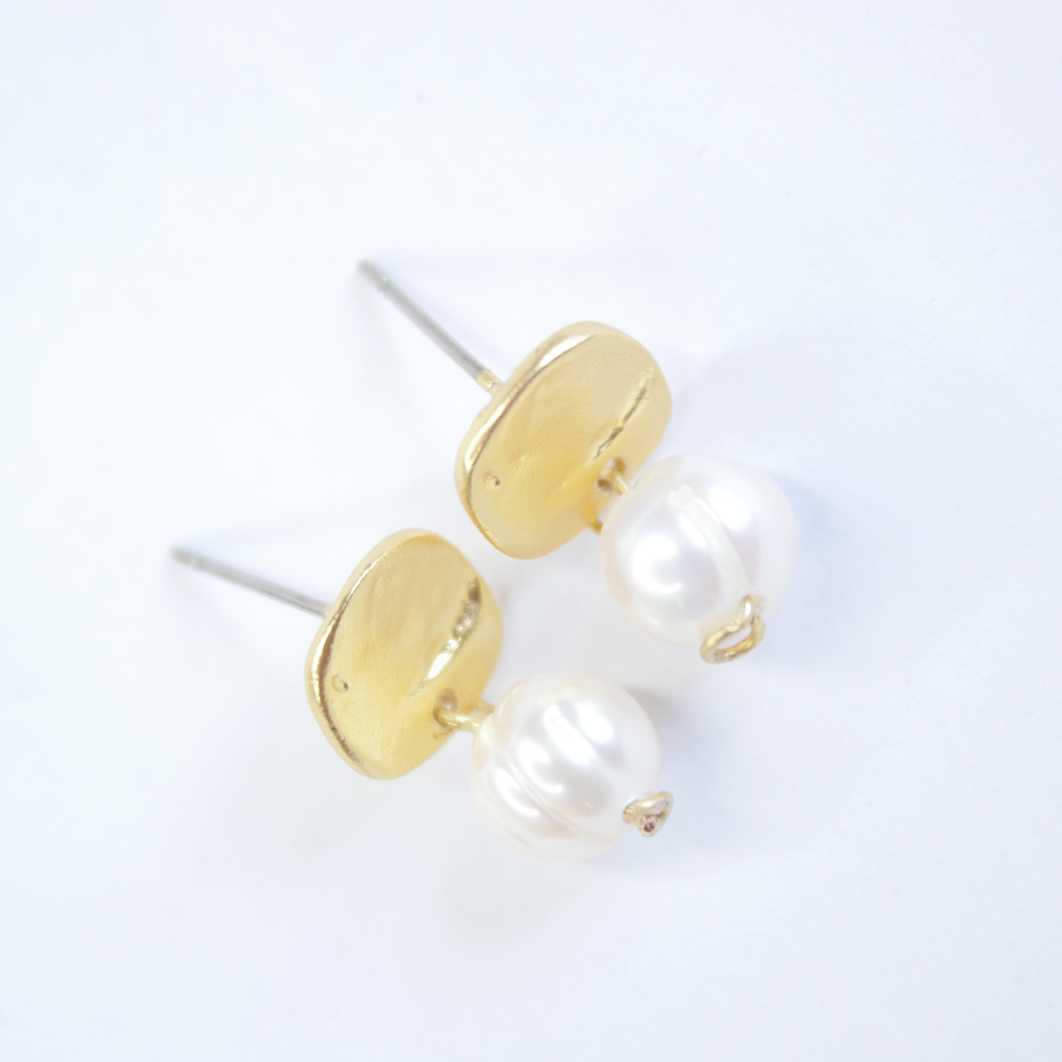 E71691 Boucles d'oreilles Perle blanche plate - Karine Sultan - Créations Uniques