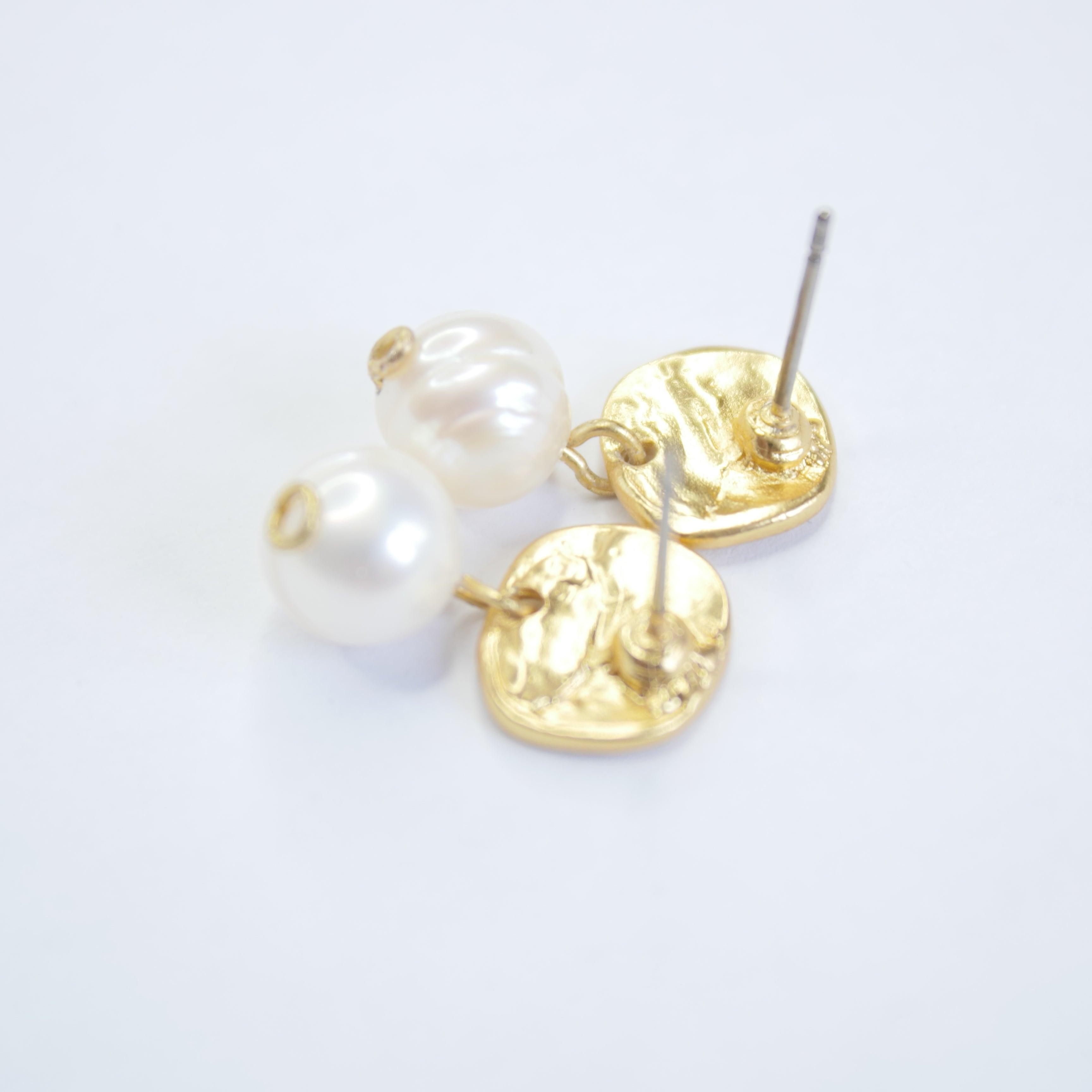 E71691 Boucles d'oreilles Perle blanche plate - Karine Sultan - Créations Uniques