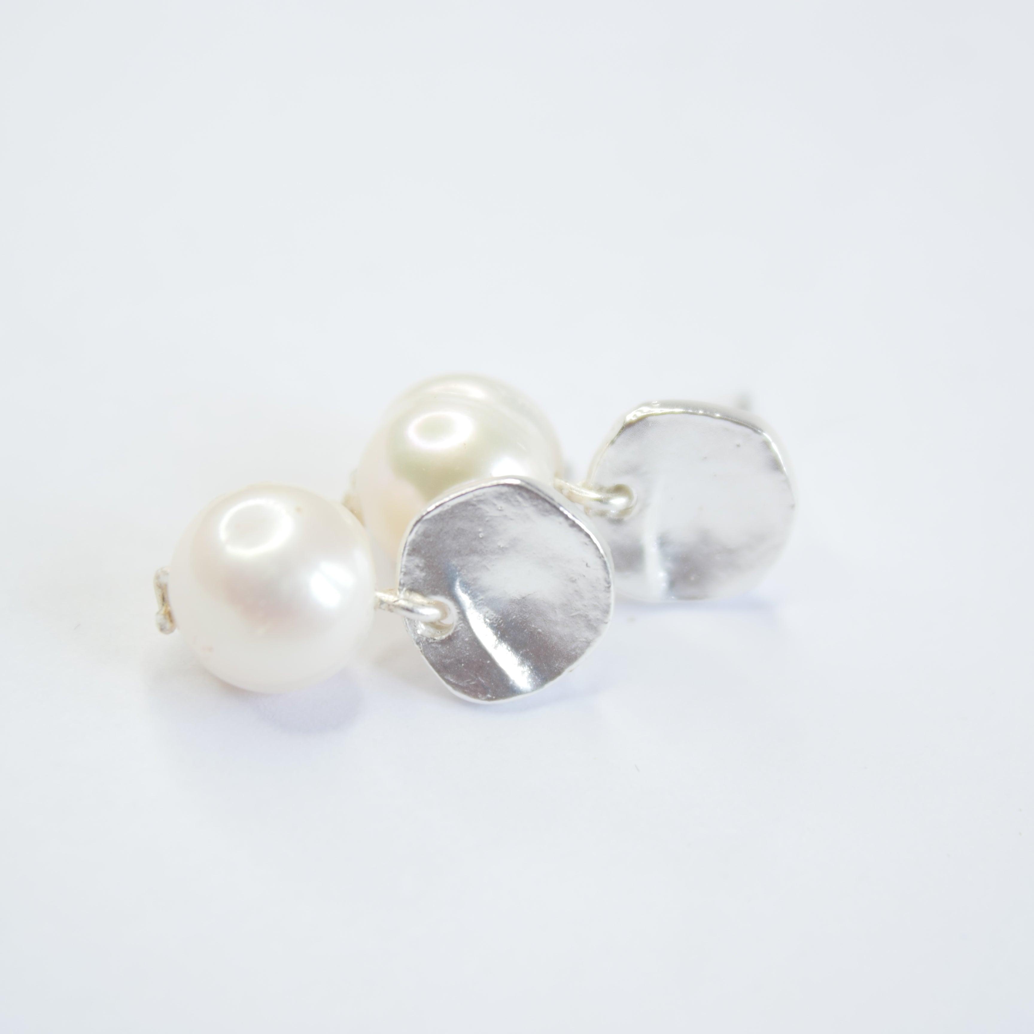 E71691 Boucles d'oreilles Perle blanche plate - Karine Sultan - Créations Uniques