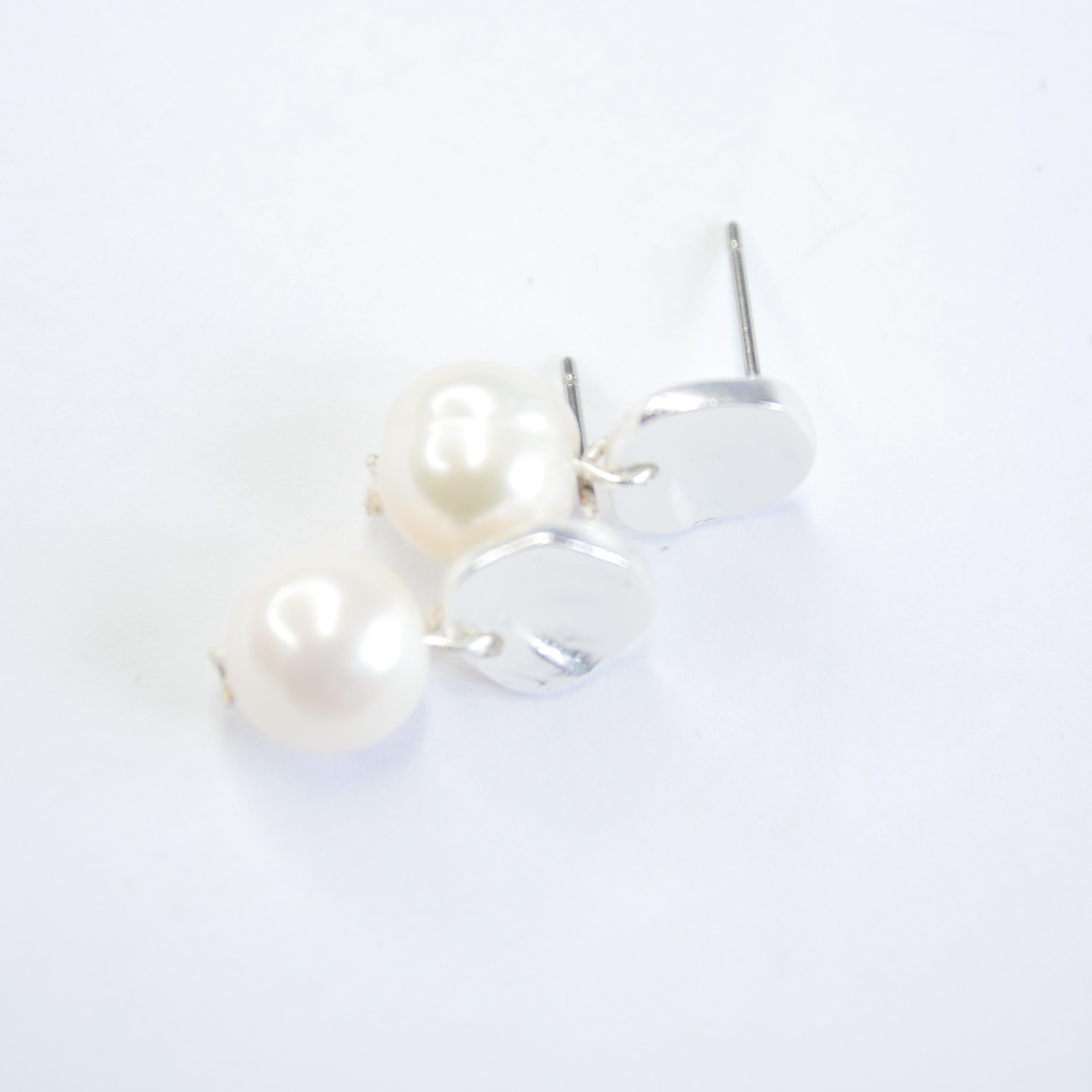 E71691 Boucles d'oreilles Perle blanche plate - Karine Sultan - Créations Uniques