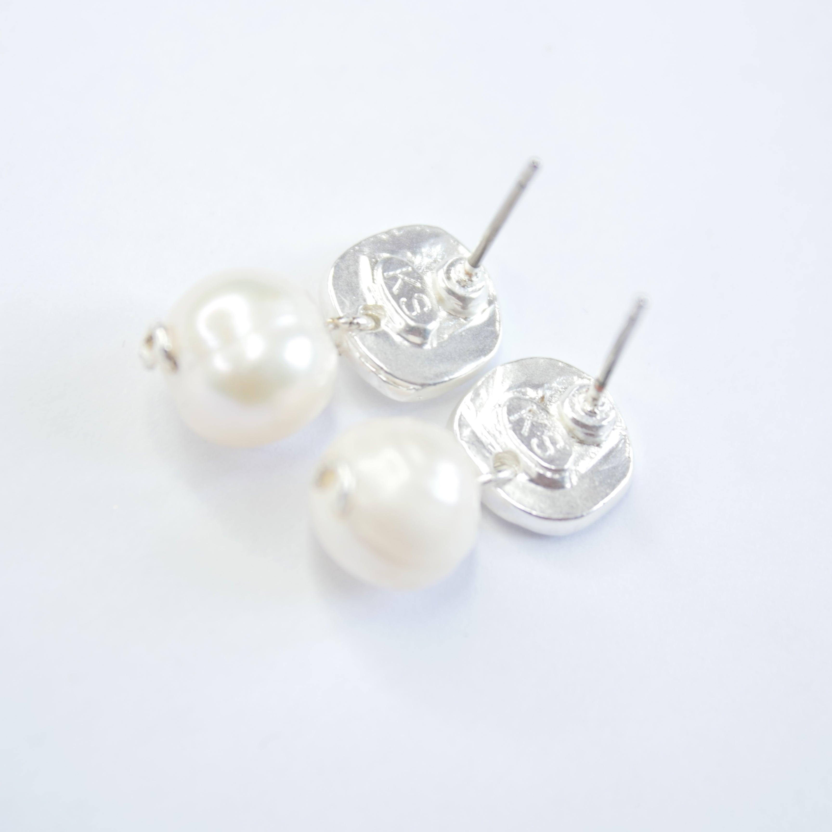 E71691 Boucles d'oreilles Perle blanche plate - Karine Sultan - Créations Uniques