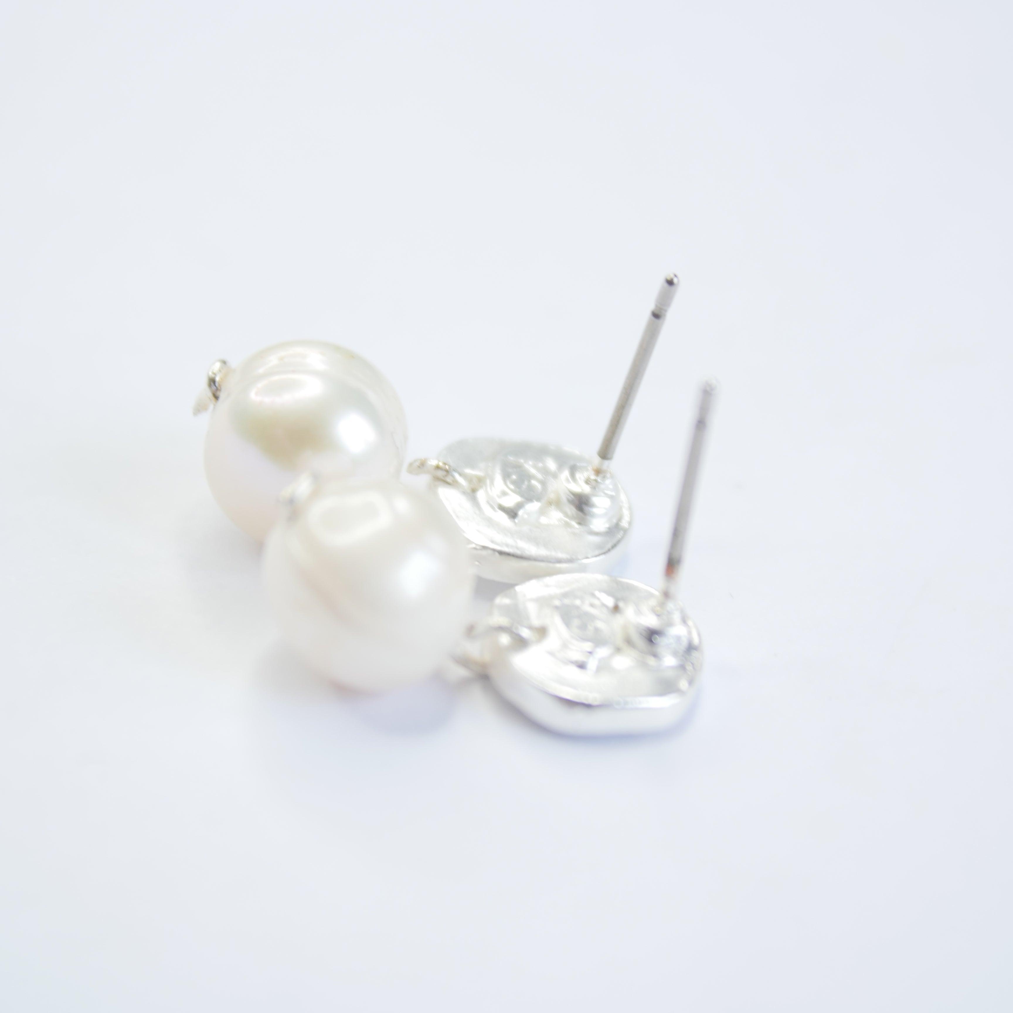 E71691 Boucles d'oreilles Perle blanche plate - Karine Sultan - Créations Uniques
