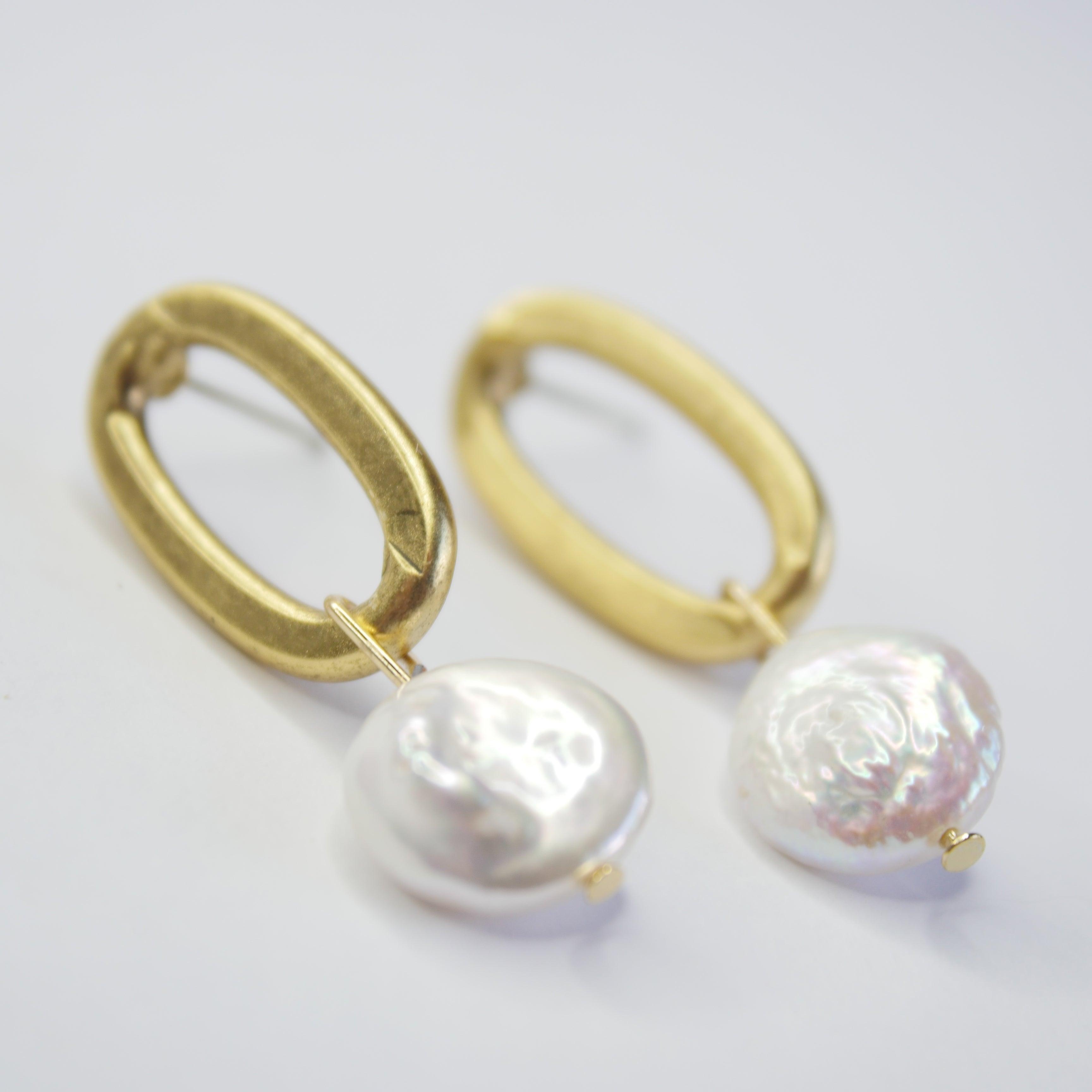 E71706 Boucles d'oreilles perle plate - Karine Sultan - Créations Uniques