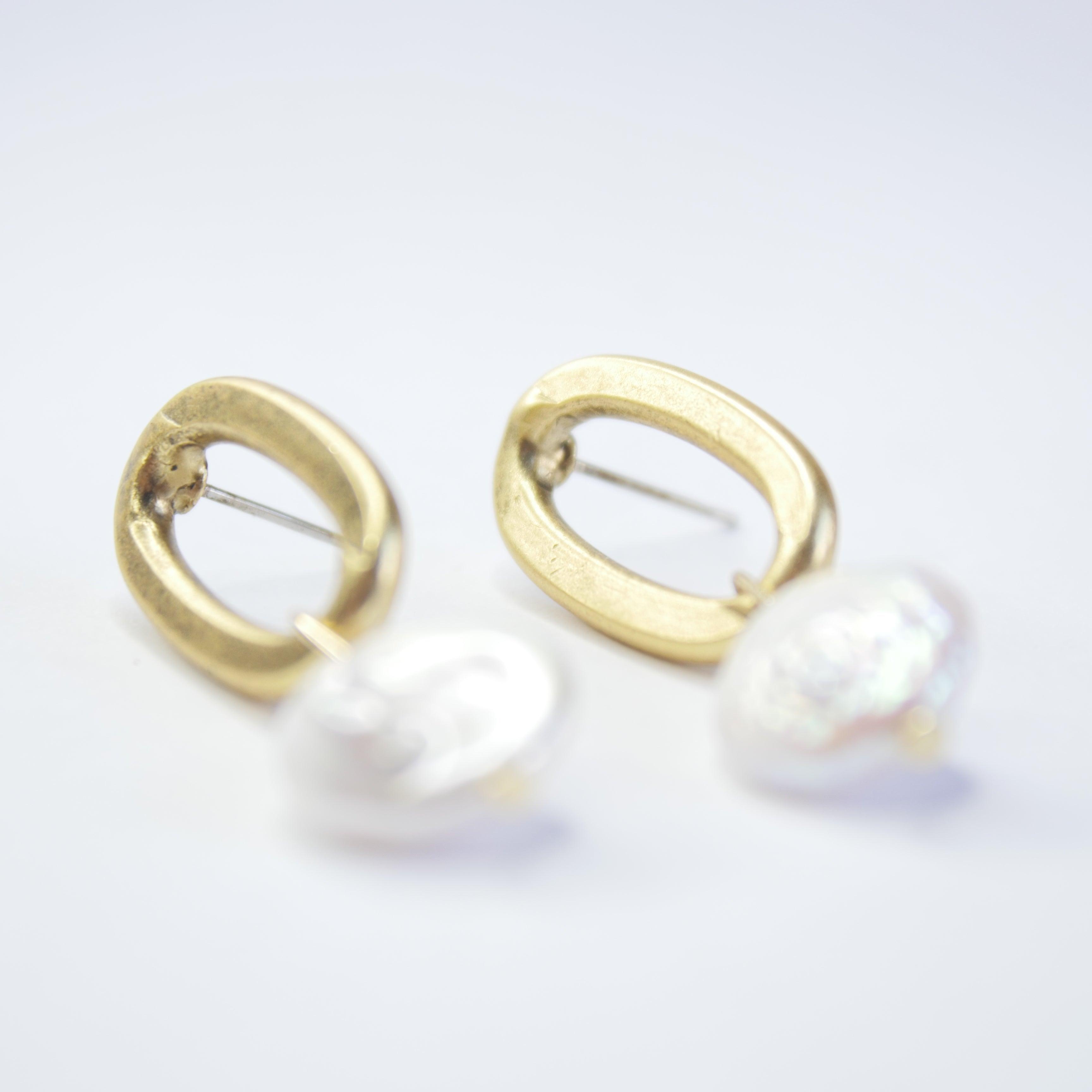 E71706 Boucles d'oreilles perle plate - Karine Sultan - Créations Uniques