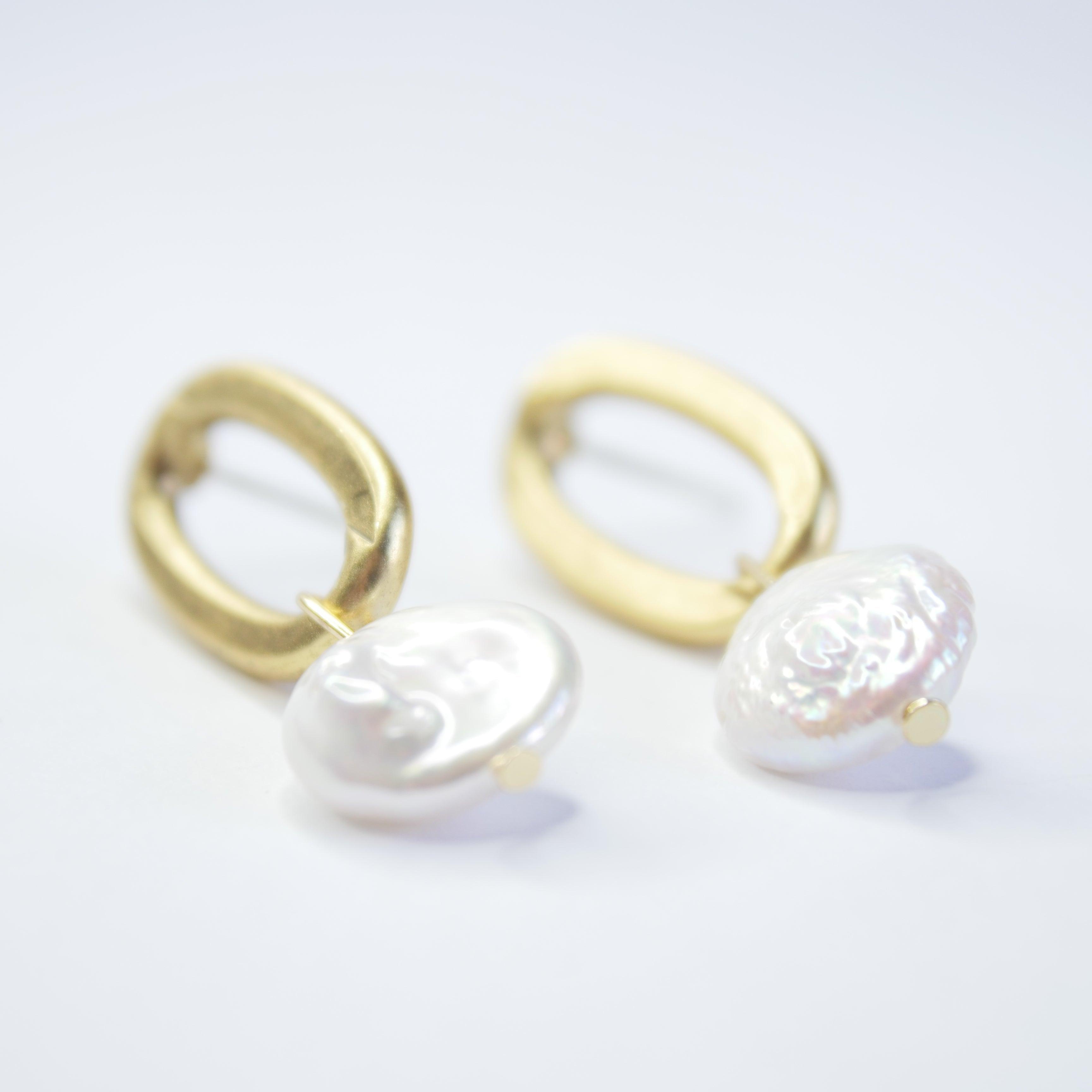 E71706 Boucles d'oreilles perle plate - Karine Sultan - Créations Uniques