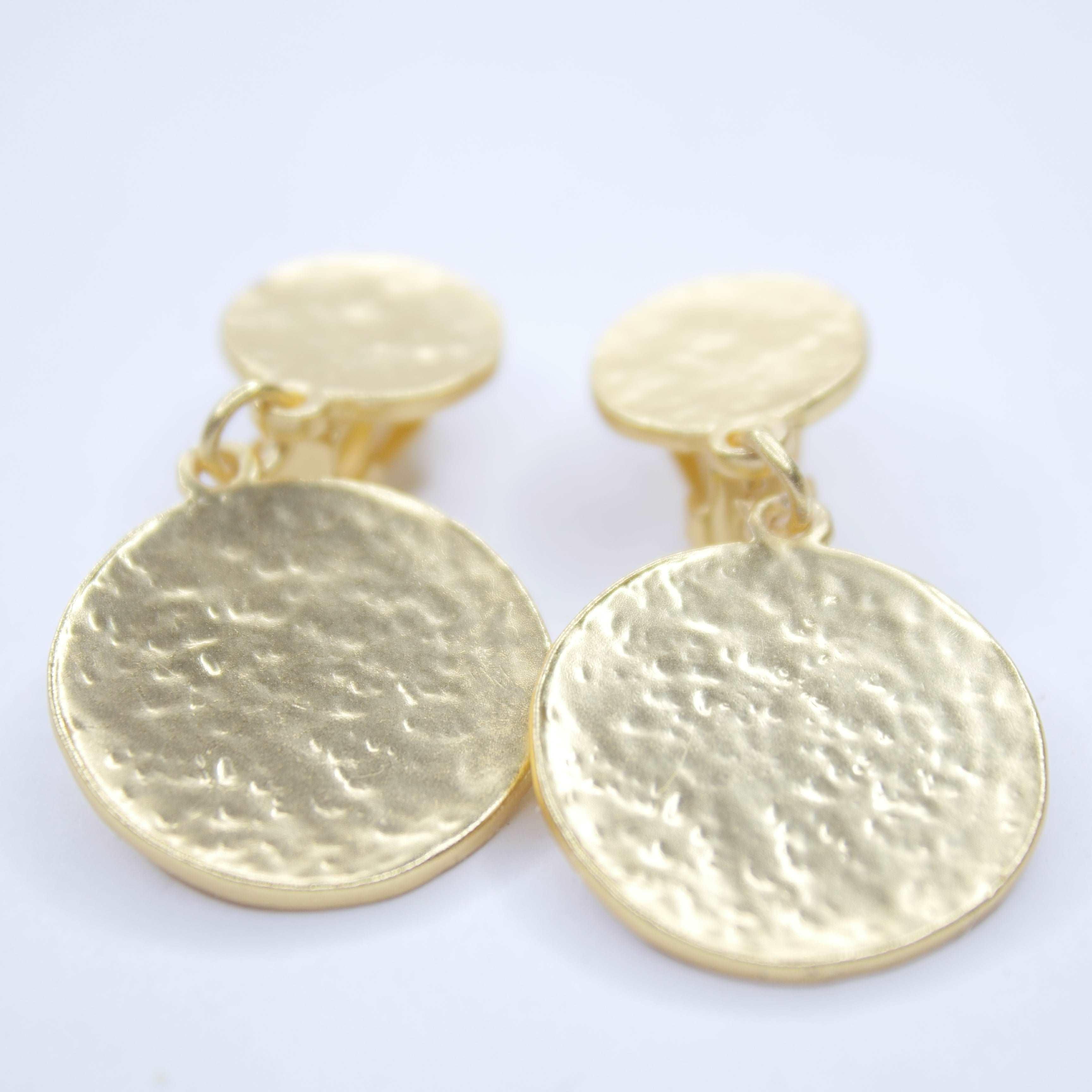 E71732 Boucles d'oreilles clips goutte pièce plate martelée - Karine Sultan - Créations Uniques