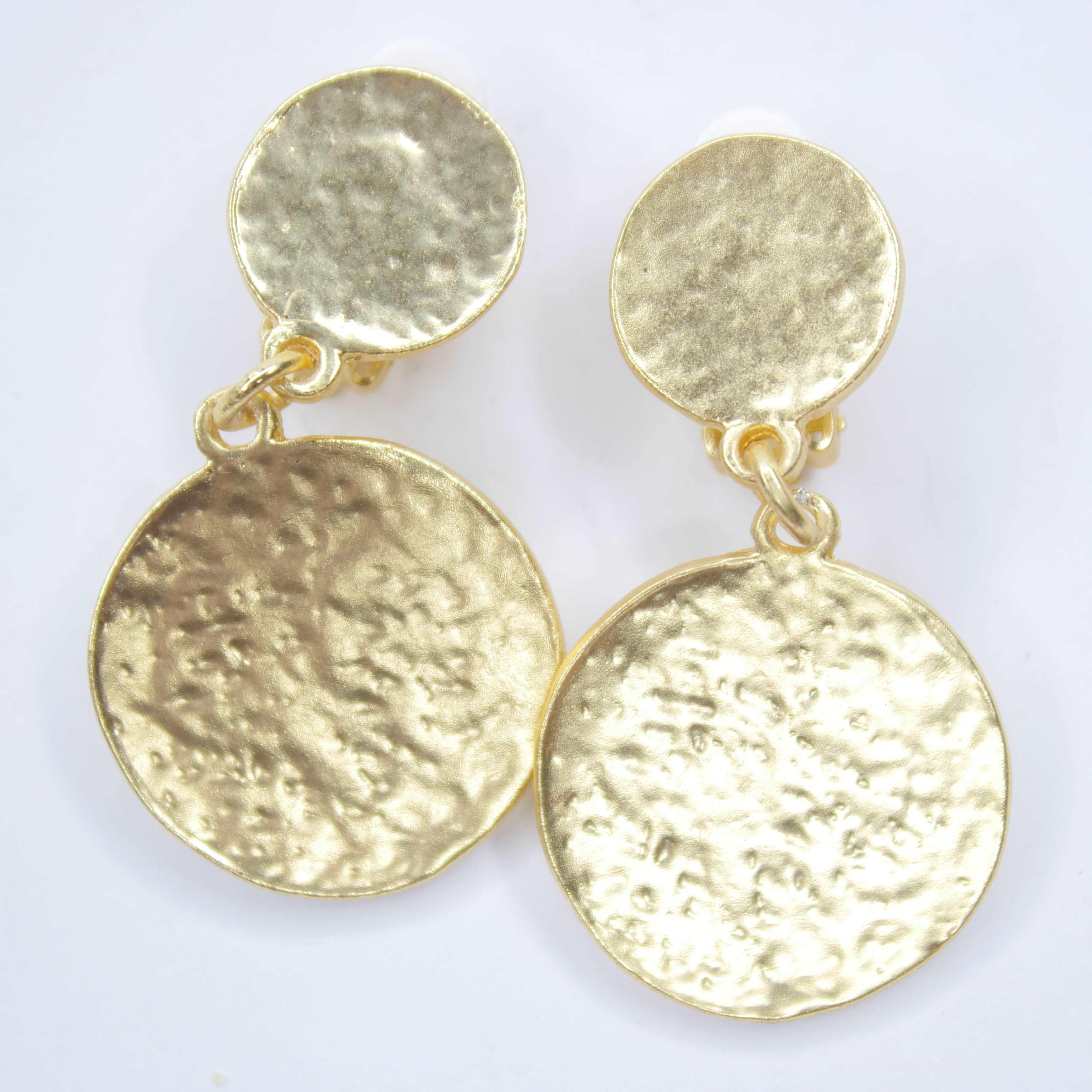 E71732 Boucles d'oreilles clips goutte pièce plate martelée - Karine Sultan - Créations Uniques